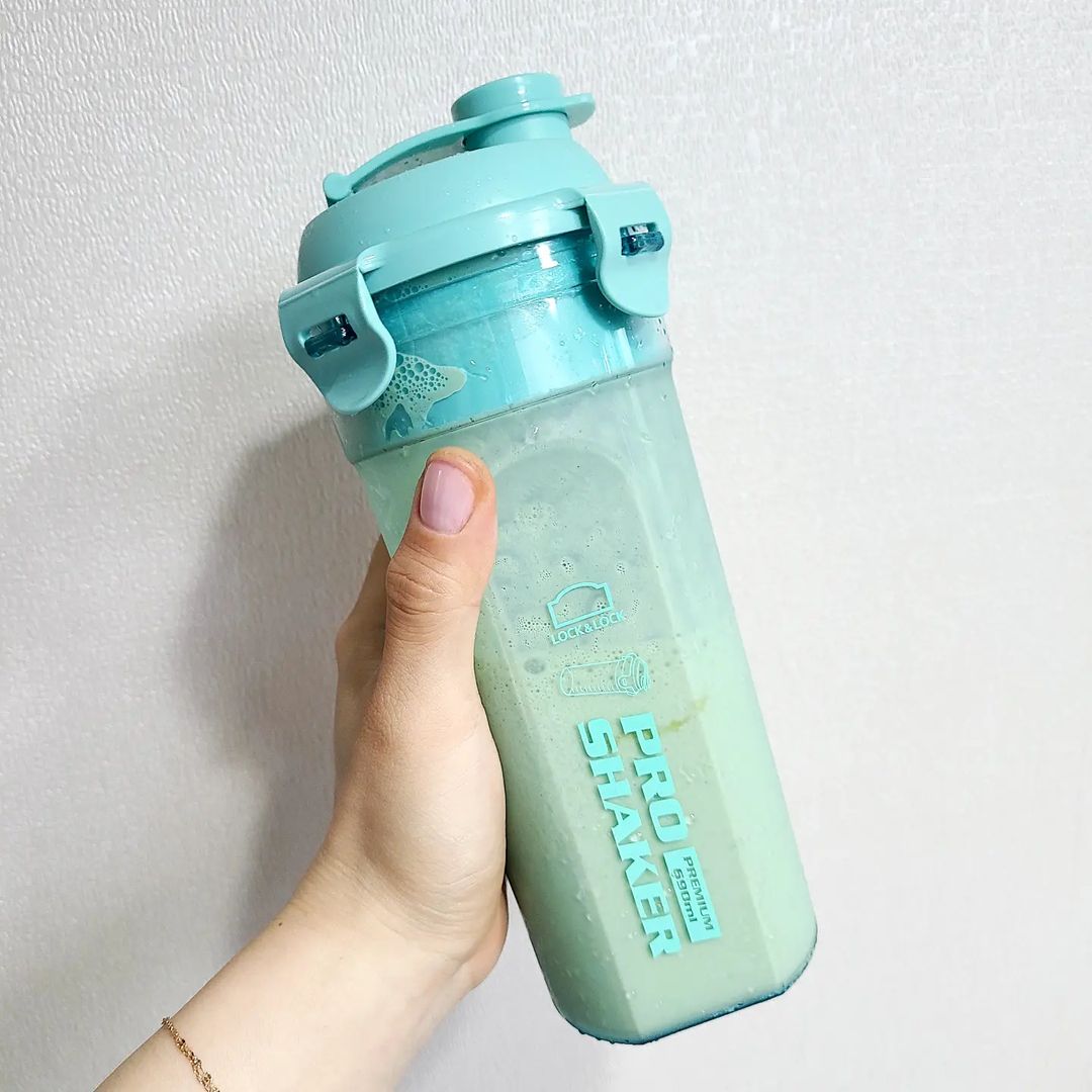@lovesome_eunn on Instagram: “쉐이크 타먹을땐 락앤락 프로쉐이커 물통으로! 흔들어도 잘섞이게 전용믹서가 내장되어있다 튼튼해서 흔들어도 빠지지도 않고 쉐이크가 고르게 잘섞여서 마시기가