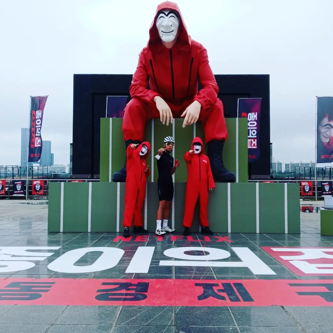 그냥 자전거 타고 가다가 콜라 받고 사진 찍었다.ㅎㅎㅋㅋ
#종이의집
#거대강도단 
#jointheheist