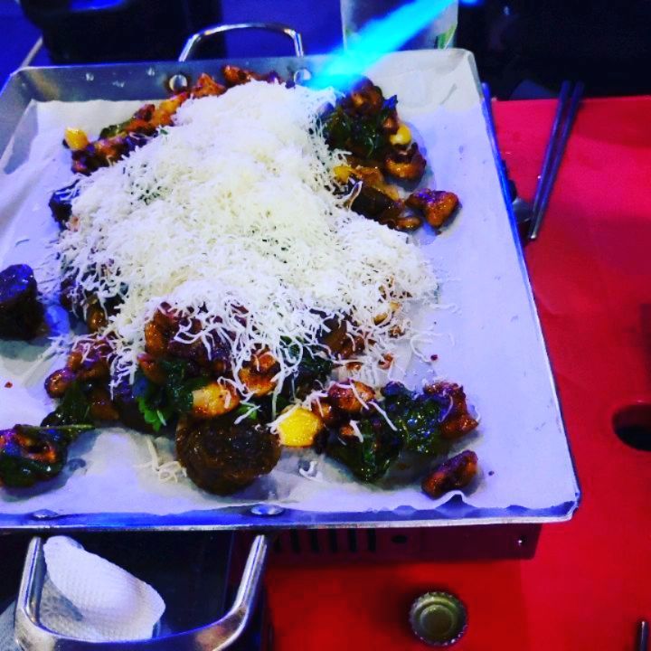 은경(Yoon) on Instagram: “#광고 어제는 진짜 비가 너무너무 많이 쏟아져서 하늘에 구멍이 난 줄 알았어요⛈️ 비오는날은 또 곱창에 쏘주지🍻 후후😏 #은찐 둘다 술을 워낙 좋아해서
