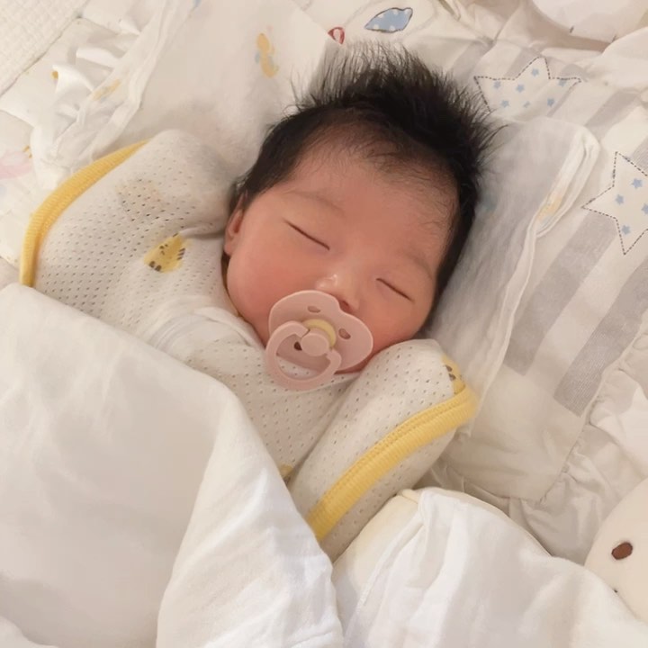 🐯이쁘다 이쁘다 내아가🐯
.
조리원 퇴소하고 낮엔 이모님이 있으니깐 괜찮은데 밤이 너무 걱정이고 무서웠다..😶😶
근데 우리이서 첫날만 꾸엥뿌엥하고 분유텀도 낮엔 2시30-3시간으로 그리고 먹고 트름하면 바로 잠들어주신다..🙈💗💗💗
저녁은 괜찮을까싶었는데 4시간이나 주무셔주네...?이서야 넌 정말 천사구나👼🏻❤️
제발제발 아프지만 말고 건강하게만 자라달라고 늘 말했는데 어쩜 이렇게 이쁜짓만 해주는지👉🏻👈🏻💗💗
지금처럼만 아프지말고 스무스하게 지내보자 사랑하는 나의 보물아⭐️⭐️