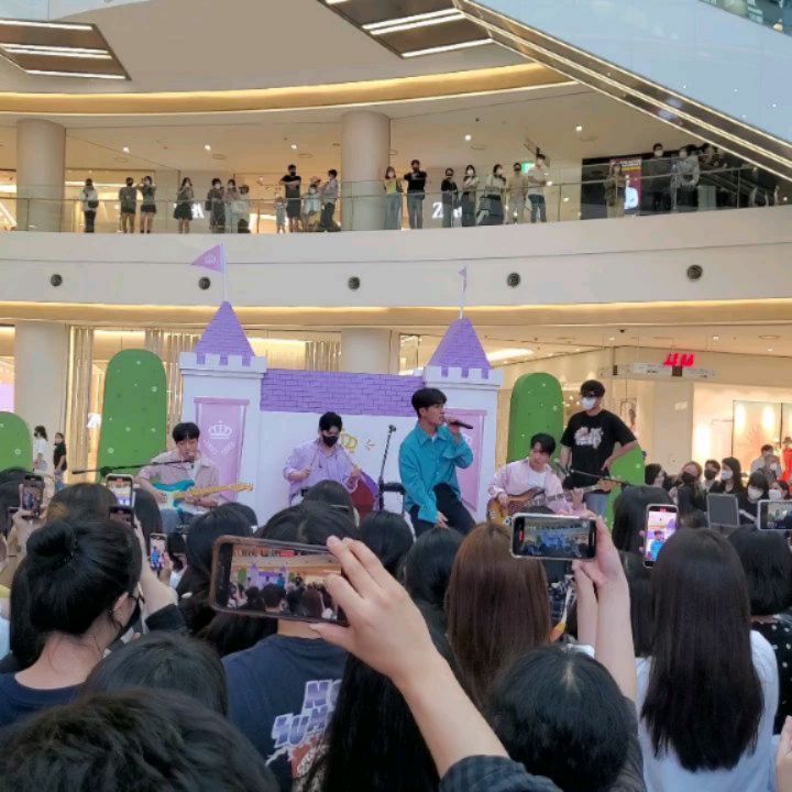 220522
.
영등포 타임스퀘어에서 소란!!!!!!
집에서 대충 굴러다니다가 갈까말까 하는 고민 끝에 왔는데 역시 오길 잘 했다ㅠㅠㅠ 더 일찍 가서 펜스라도 잡을 걸(?) 리허설 할 때 쯤 도착했는데 리허설 마저도 혜자였다ㅠㅠㅠㅠ 스탠딩 소란 진짜 몇 년 만이야8ㅁ8
.
그리고 AAA불러줘서 쓰러질 뻔 함ㅠㅠㅠ 어제 섶콘 갔다와서 그런건진 모르겠지만 스포(?)였던 건가?^-^ 하여튼 30분짜리 짧은 공연이었지만 셋리 완전 취저라 너무 좋았다🥺🥺 이거 보고 나니까 여름콘 더 기대돼서 괜히 더 들뜸^-^
.
끝나고 나도 모르게 소란 따라가는데 성주한테 들켰다. 이이이이이이이ㅣㅣㅣㅣㅣㅣㅣㅣ
.
.
.
.
.
.
#소란 #타임스퀘어문화공연