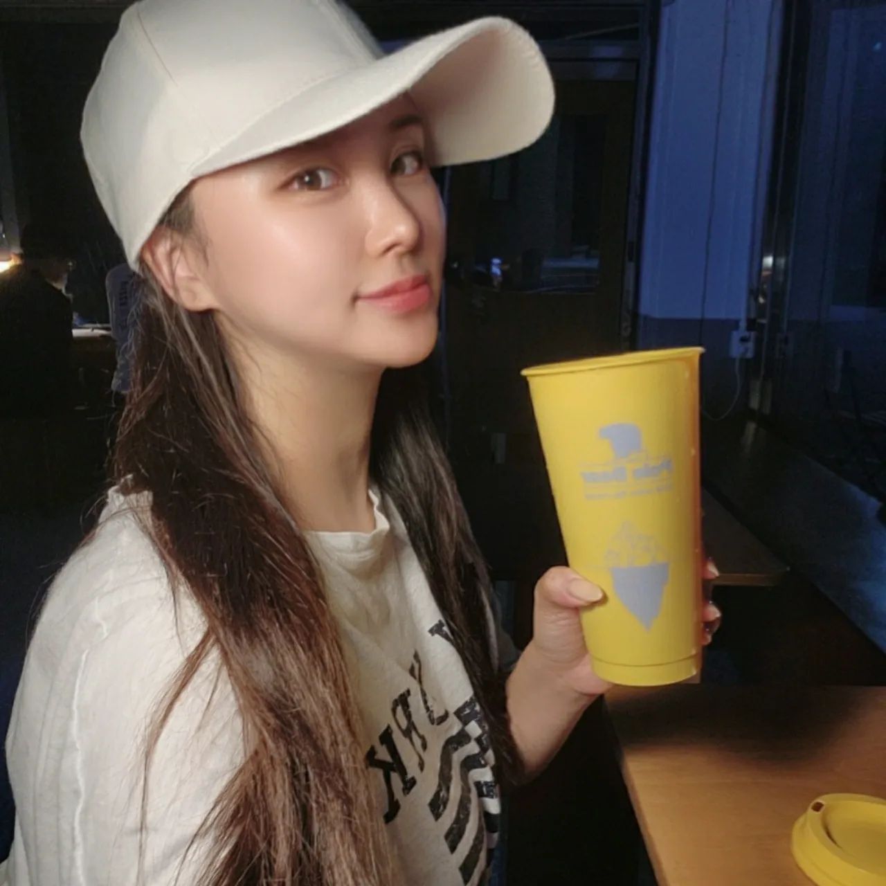 점점 더 쪄들어가는여름, 수분보충 잘하고계신가요?🧊
중요한수분보충! 💧
지구 자연과 북극곰을 생각하는 브랜드 폴베어 텀블러로 지켜요!🐻‍❄️
🐻‍❄️폴베어 컬러체인지 리유저블 텀블러709ml🐻‍❄️ 

❕차가운물을 넣으면 색깔이변하는 텀블러❔❕
💧차가운 음료로 변색되는 로고: 온도에 민감한 특수한 잉크를사용했기 때문이에요! 

🐻‍❄️폴베어 텀블러를 선택해야하는이유 빠밤!🐻‍❄️ 

💧Made in korea:대한민국 국산 제작상품
💧환경호르몬 X   :유해물질이 검출되지않은 BPA FREE로 더욱 믿고 안심하고 사용하세요!
💧가벼운무게 60g로  가벼우니까 어디서든 함께 !
💧넓은입구 :얼음,세척솔OK! 마실때도 편하게!
💧뜨거운물주의 아이스전용
💧대용량 709ml ! 

사무실에서도 산책할때도, 운동할때도 어디서든 편하게 들고다니며 사용할 수있으니까 좋고 아이스전용이니까 지금같은 여름에 딱이더라구요🌞 
옐로우색상이 쨍해서 넘나이쁘고 차가운음료 넣을때마다 로고색이변하니까 세상 이뻐요ㅎ3ㅎ
더운여름 폴베어와 함께 시원하게 수분보충하세여🏖 

#폴베어텀블러#색이변하는텀블러#컬러체인지텀블러#대용량텀블러#대형텀블러#리유저블컵#리유저블텀블러