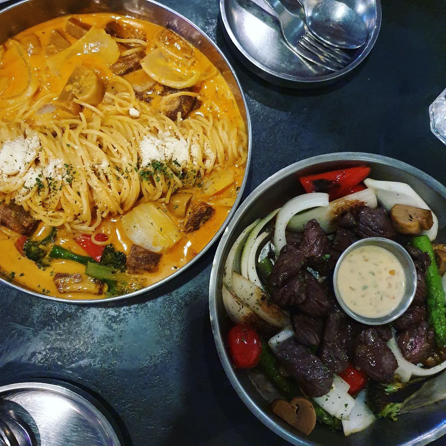 #바비레드 #강남역맛집 #데이트맛집 #소개팅장소
데이트 코스로 좋은 바비레드
아니나 다를까 옆테이블과 뒷테이블은 소개팅하는 사람들이고,
옆에는 커플들, 나머지는 모두 여성친구들끼리의 모임.
사실 여긴 소개팅과 초반데이트하기에는 조금 소란스럽다.
대화와 공감대형성이 중요한 시기에는 여기보다 조금 더 조용한 곳이 좋을 듯.
음식은 맛있었다. 특히 매콤한크림파스타 맛있었는 데, 먹다보니 매워서 찹스테이크를 한입씩 집어먹으면 딱 중화되는 최적의 세트메뉴!
-
주말 5시부터 웨이팅
알람오고 1분이라도 늦으면 안들여보내줌
가게앞에서 대기할 것!
피클은 셀프, 직원(알바)들끼리 연애하는 사람 있다~ 눈치채버렸다~
