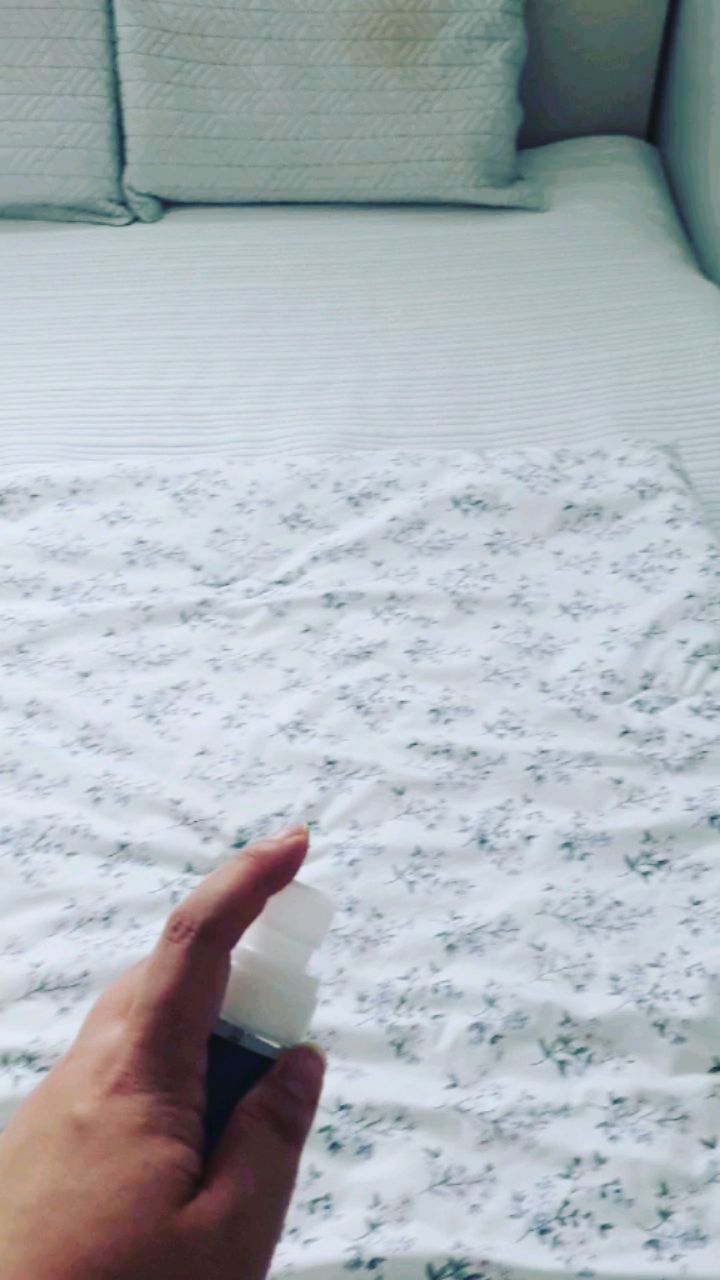 밥순이 on Instagram: “요즘 자기전, 그리고 일어나서 하는게 있어요! 바로 끌로뉴 뿌리기😊 자기 직전보다 30분전쯤 뿌리고 아침에도 뿌려두면 침실안에 은은히 퍼지는 향기에 기분이 편안해