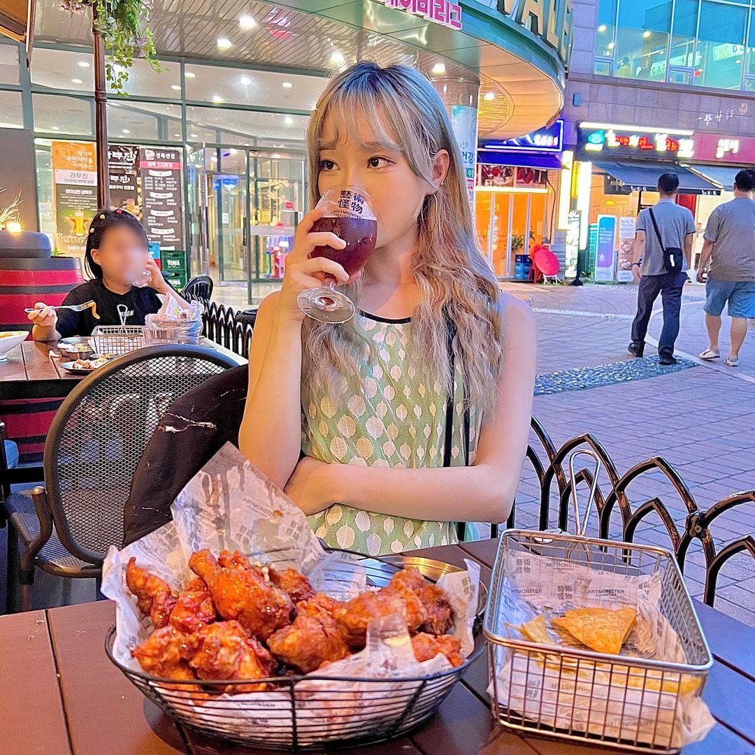안이 Ahny on Instagram: “술 잘 안마셔서 술집 갈 일 없던 우리 가족 제가 오랜만에 데꼬 갔어요 즐거워하는 모습 너무 좋구 ๑·̑◡･̑๑ 개성있는 고급 인테리어와 맥주가 종류별로 다양해서
