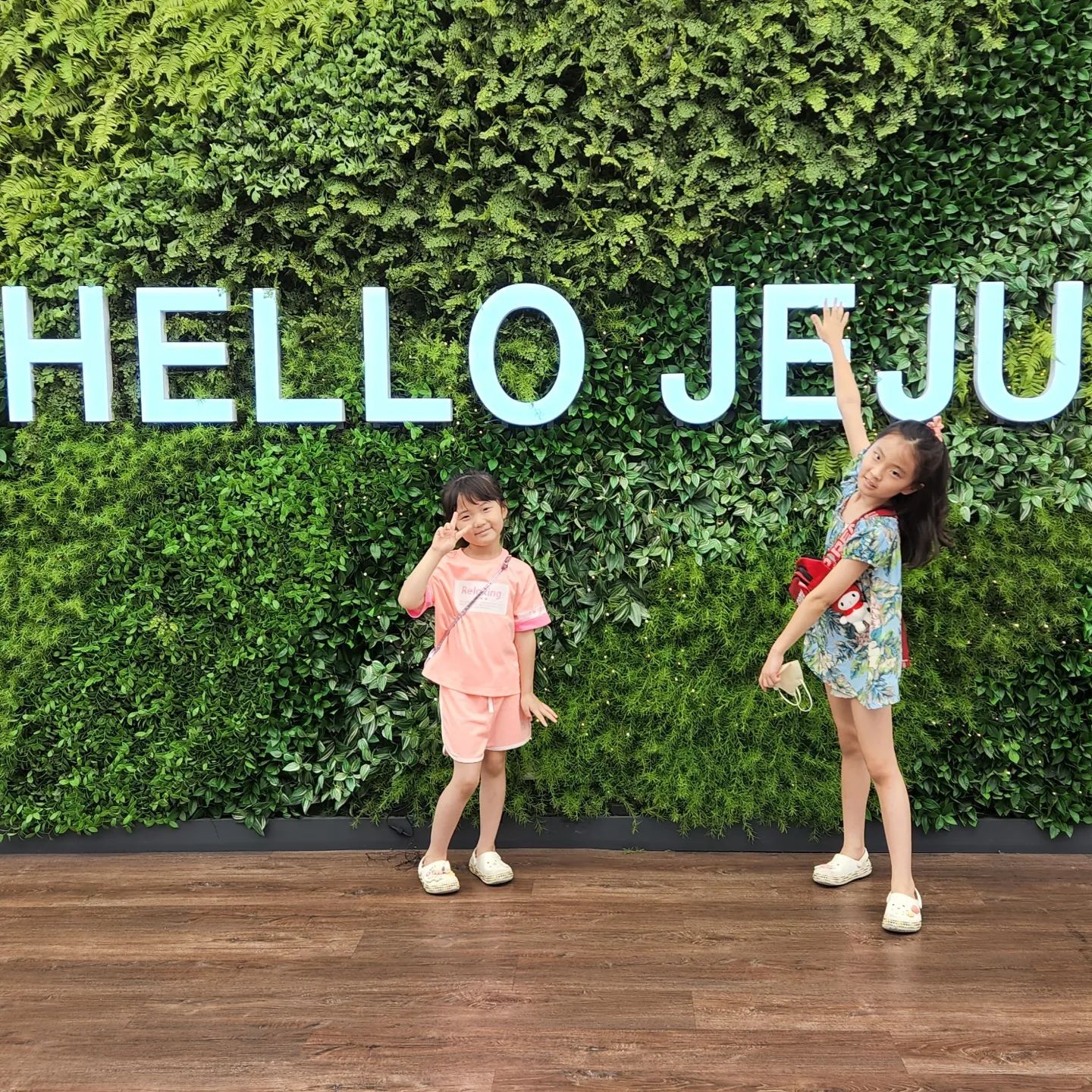 헬로제주! 울애기들 신났음
#제주공항 #제주여행 #여행시작😎 #따님들👭