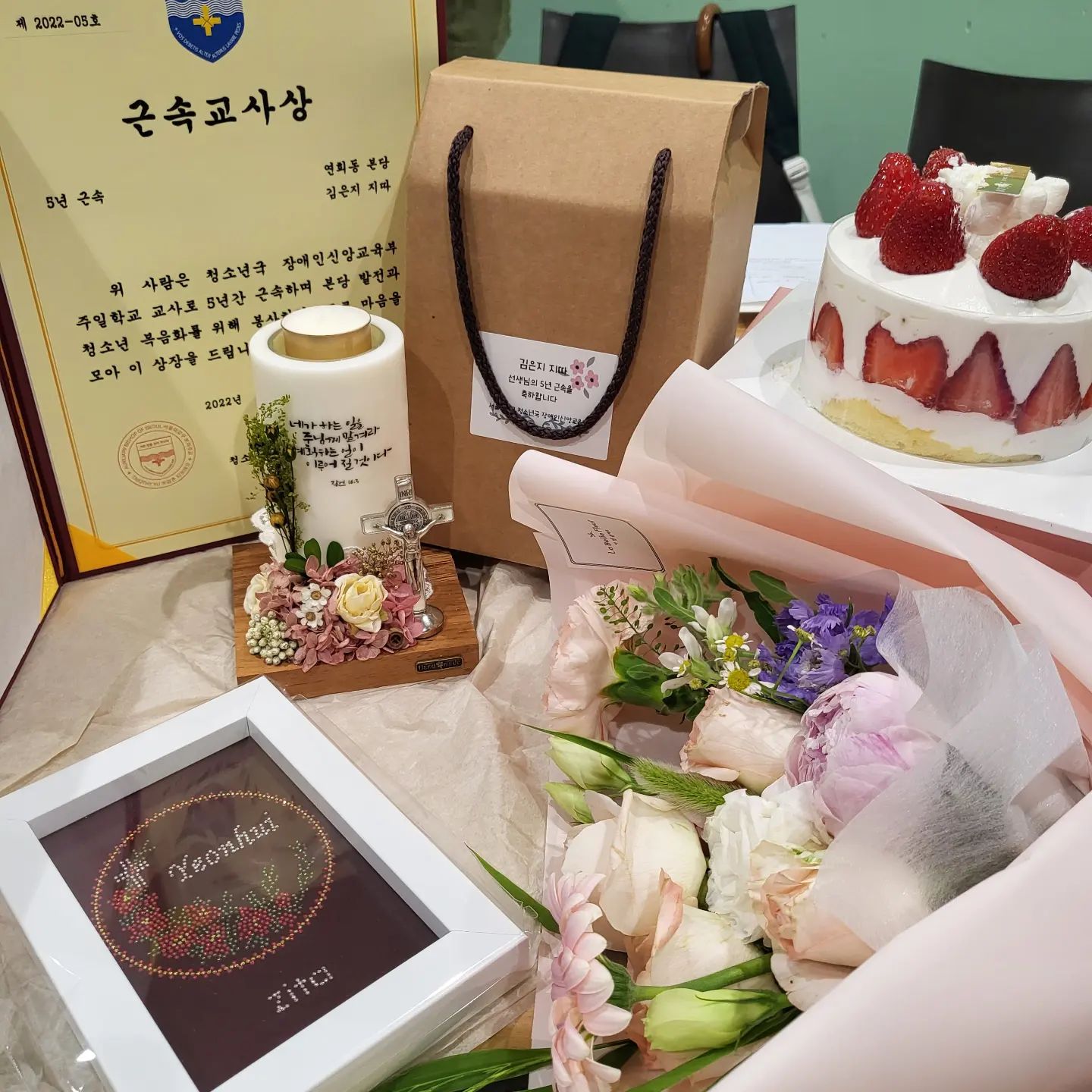 벌써 5년이 지났다. 반디는 나에게 너무나도 많은 것을 가져다줬고 배우고, 느끼며 항상 아름다운 시간들을 선사한다. 
나는 잘하고있는가에 대한 의심과 불안 속에 아이들이 주는 위로에 평온함을 유지한다.
언제나 마음껏 뛰놀수있는 반디가 되기를🙏
#연희동성당 #반디주일학교 #장애인신앙교육부