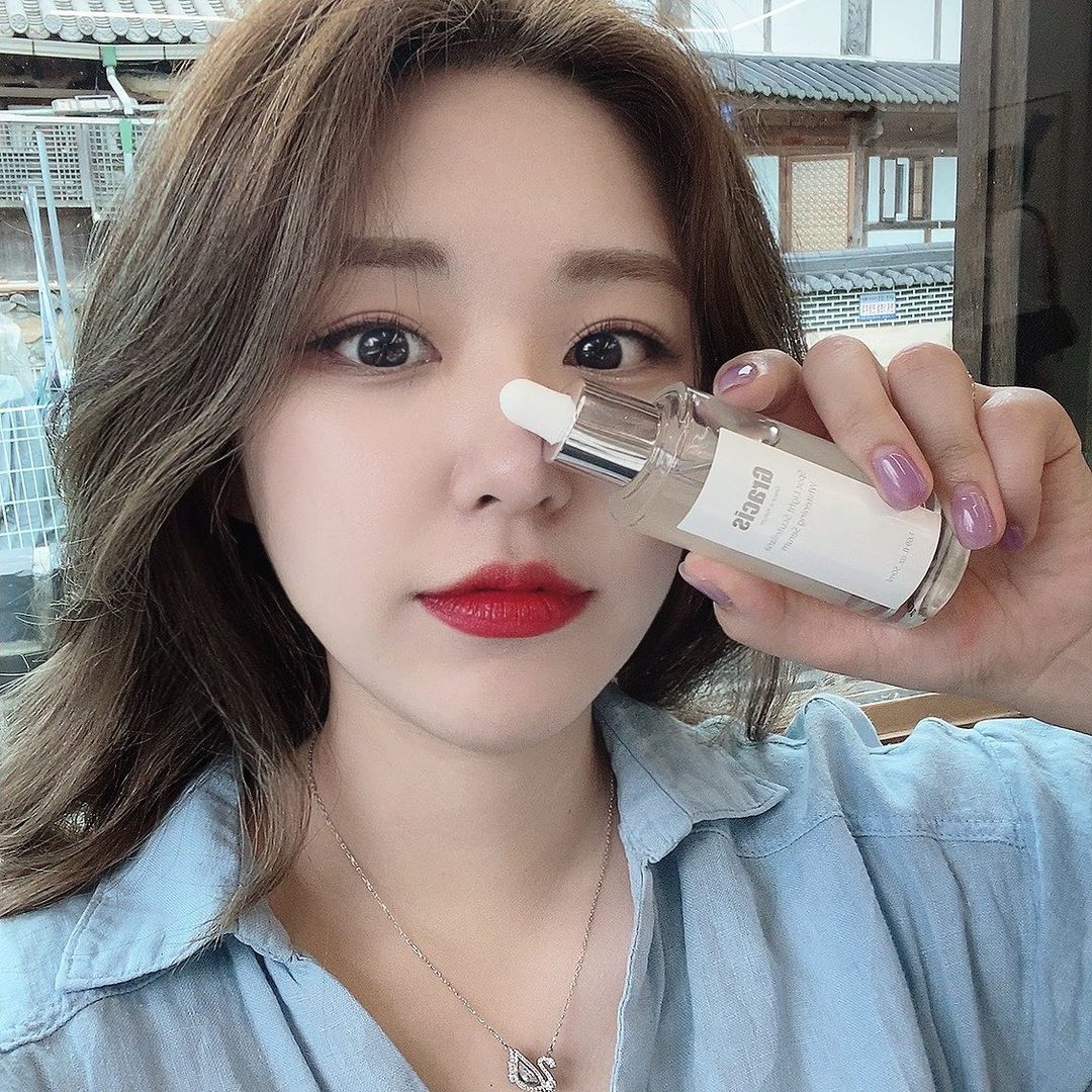 NARI on Instagram: “#광고 #협찬 여름철 잡티나 미백 관리에 관심이 많다면 주목👏🏻 자극적이지 않은 순한 미백새럼을 소개합니다아🥰 보통 미백제품 상세페이지에 만족도 100% 같이 소개를