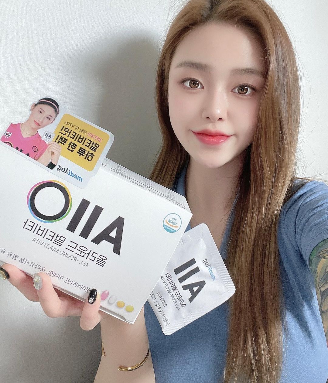 @24.39_k on Instagram: “#협찬 메디로그 - 올라운드 멀티비타 🍋 세계랭킹 1위 배구선수 김연경님이 실제 시합때도 챙겨다니며 추천하는 멀티비타민 ‼️ 120년 역사의 DSM사 유럽산 원료 100%사용