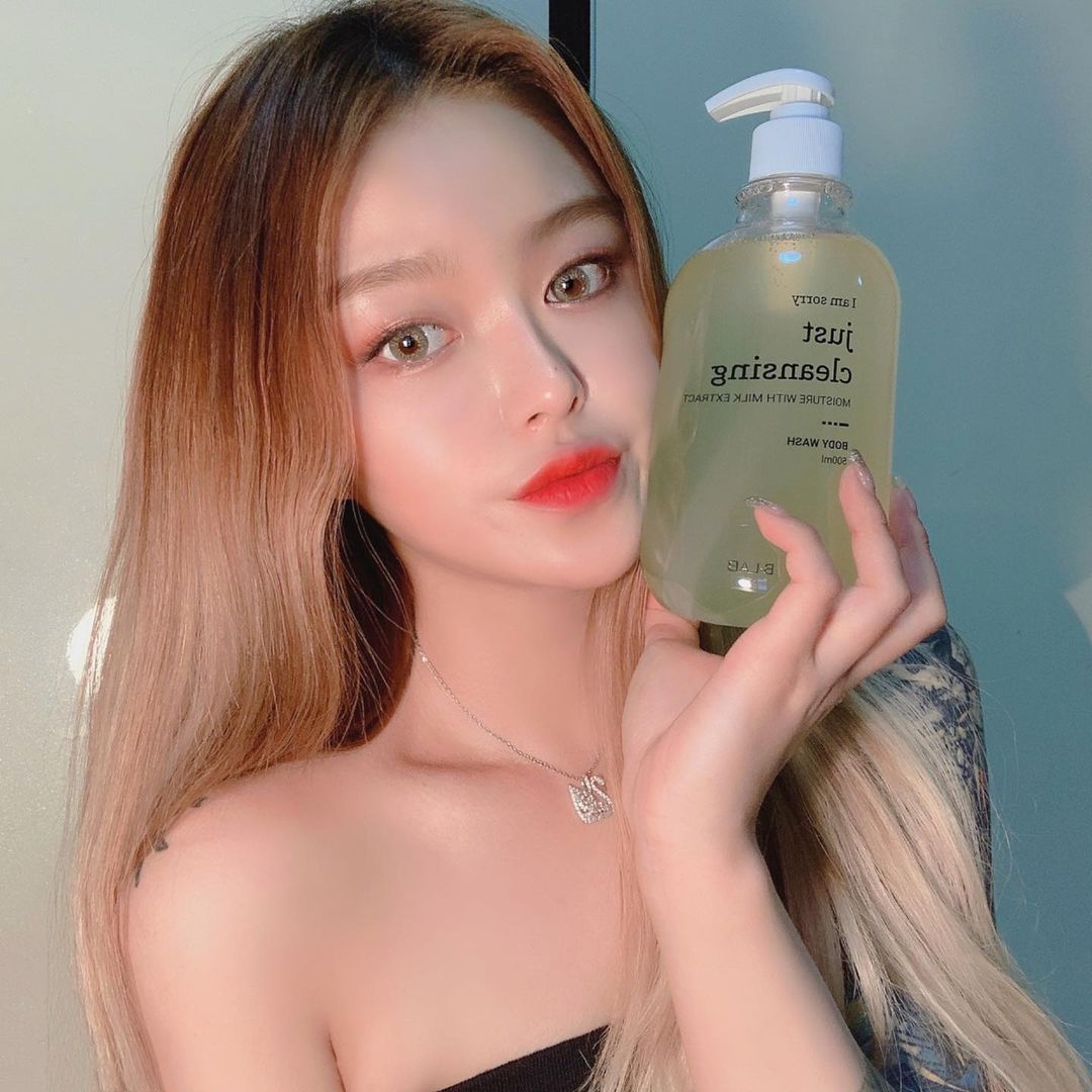 @24.39_k on Instagram: “❤︎ 비랩 바디워시 ❤︎ ⠀ 여름철 등드름 ,가드름 때문에 스트레스였던 분들을
