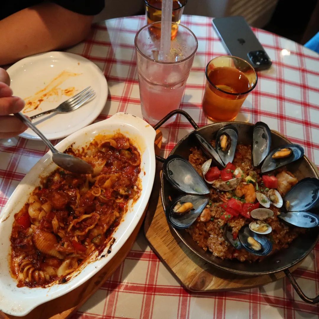 #협찬 대구 양식 맛집 ♡인투 동성로점♡ 에 다녀 왔어요ㅎㅎ 

대구 동성로 맛집 검색하면 자주 나왔던,
♡지중해풍 레스토랑인 인투 동성로점 은,
1992년부터 운영한 역사가 오래된 맛집 이랍니다ㅎㅎ
작은 음식점에서 시작하여 동성로 카페거리로 이전하였지요!! 

♡마당에 잔디가 있고,
따뜻한 해외풍 인테리어 네요ㅎ 

메뉴판을 보니,
♡가성비짱인 세트 메뉴, 스테이크, 라이스, 파스타, 샐러드, 그라탕, 스프, 피자, 와인, 커피, 탄산음료 등 다양해서 뭘 골라야 할지 고민 되드라구요ㅎㅎ

고민 끝에,
♡라따뚜이 랑 빠에야 무르시아 랑 포타주 랑 분다버그 핑크자몽 먹었어요ㅎㅎ 

♡라따뚜이는 프랑스식 토마토 스튜 인데,
면 모양이 다양해서 먹는 재미가 있었어요ㅎㅎ
정말 맛있었어요ㅎ
사실 전 토마토 소스는 크게 안 좋아하는데,
이 집 껀 맛있었어요ㅎㅎ 

♡빠에야 무르시아 는,
스페인 무르시아 지방식의 라이스 인데,
재료 듬뿍 들었고,
역시나 맛있네요ㅎㅎ 

♡포타주는
퓨레에 생크림을 넣은 프랑스식 스프 인데,
엄청 맛있습니다.
예전에 먹었던 감자 그라탱 소스랑 비슷했던 거 같아요ㅎㅎ
이날 갑자기 그라탱이 안된다해서 못 먹어서 아쉬웠어요ㅜ

♡그냥 다 존맛입니다 ❤

♡매장이 넓지는 않아서 네이버 예약하고 가면 좋을 것 같아요ㅎㅎ
일곱시쯤 되니, 자리가 없어 대기하드라구요ㅜ 

♡분위기 좋고,  음식도 맛있는 
☆인투 동성로점☆ 추천 드립니다♡♡♡

💗 인투 동성로점 into._.1992 
📍 대구 중구 동성로4길 95 공평동 67-2
(대구 카페골목위치, 반월당역 10번출구 730m)
⏰ 매일 12:00-21:00 / 브레이크타임 15:00-17:00 
📞 053-421-3965
✔️포장, 예약, 무선 인터넷, 남/녀 화장실 구분, 국민지원금
✔️ 전화 또는 네이버 예약가능
✔️ 스마트스토어 밀키트 제품 구매 가능

#지중해식음식점#동성로파스타맛집#동성로양식맛집
#인투동성로점 #동성로인투 #대구맛집 #동성로맛집 #대구동성로맛집 #대구파스타맛집 
#대구파스타 
#대구 #동성로 #동성로핫플 #대구핫플 #대구카페 #대구피자맛집 #동성로피자맛집 #대구데이트 #대구데이트코스 
#동성로데이트 #동성로데이트코스 #대구여행 #대구가볼만한곳 #대구맛집추천 #대구펍추천 #동성로와인 #먹팔 #디너의여왕 #인투