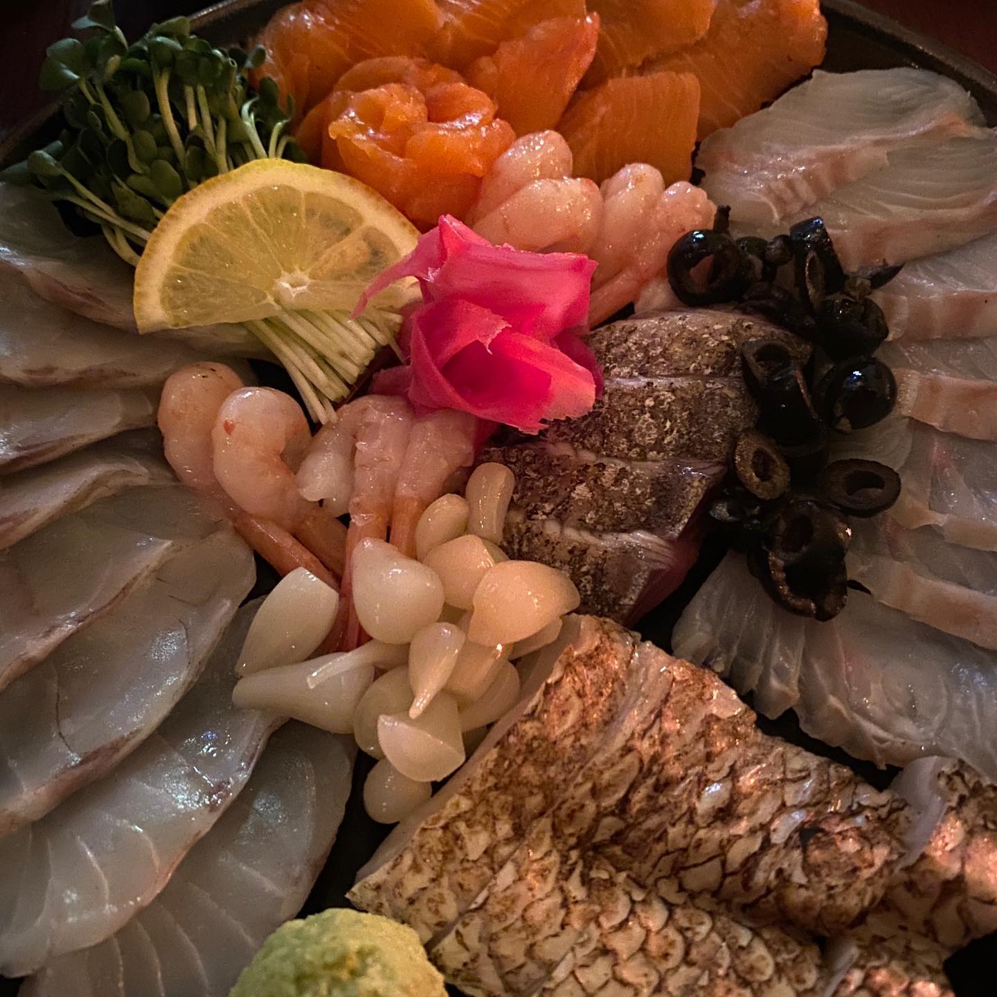 🧡#이자카야 다이조부

세상 사람들 여기 회 대박 맛집이에요..!!! 단새우부터 
청어 어쩌구생선까지 암튼 여러종류회를 양질로 먹을 수 있는곳임🐟 
탱글해서 혀로 혀씹는 느낌👅 
사이드메뉴 두개 더 시켰는데 모두 맛있었다 
특히 닭껍질교자 먹고 현기증 났음 존1맛 
아쉽게도 공간은 협소해서 웨이팅이 길었다😭
그래도 후회없음 메롱

🏠주소
서울 관악구 관악로14길 30 1층 다이조부

💸메뉴/가격
다이조부 모리아와세 57,000원
닭껍질 교자 9,000원
크림새우 22,000원

⏱운영시간
매일 17:00 - 04:00

#서울대입구맛집 #샤로수길맛집 #샤로수길  #술스타그램 #먹팔 #먹스타그램 #맛집 #맛스타그램 #회 #단새우 #먹스타그램 #먹부림