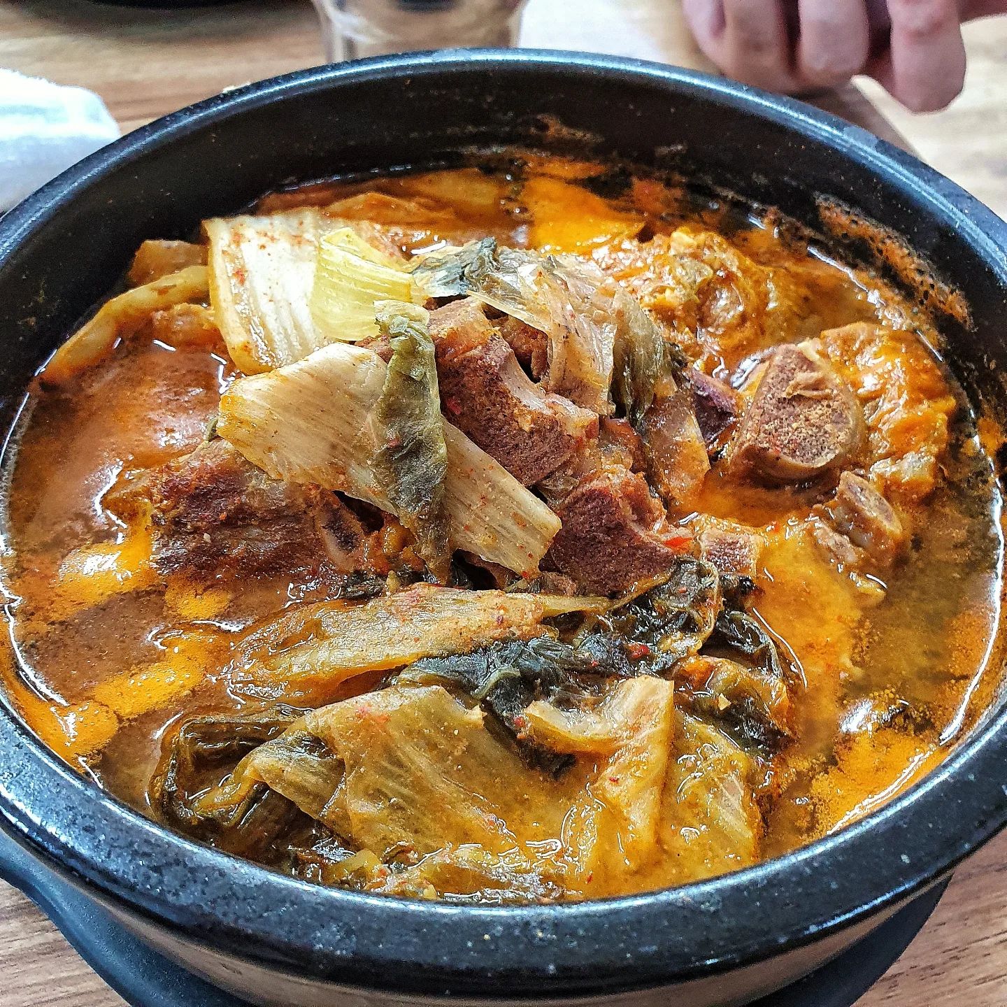 수원에 엄청난 가성비 국밥집이 있습니당!💕
#그집해장국

많은 분들이 아시고, 애용하는 장소!☺️
가격은 7천원으로 가격자체는 가성비를 못느껴도
양을 보면 7천원이 엄청 싸다는걸 느낄 수 있어용!

☝️먼저 국밥그릇과 밥용기를 비교한 사진을 보시면 일반 국밥집의 1.5배정도의 사이즈로,
안에 들어간 고기양자체가 차이가 나용
보통 뼈해장국에는 뼈가 2~3개들어있는데
이곳은 큰 뼈 4~5개에다가 작은 뼈들도
여러개가 들어있습니당!!
그리고 모든 뼈들에 고기가 알차게 붙어있어용❤❤

☝️고기를 싹 발라서 숟가락에 얹어먹다보면...
밥을 먹을 틈이 없습니다🤣🤣
저는 원래 고기를 바르고 밥이랑 먹는 스타일인데
고기가 너무 많아서 밥을 두숟갈밖에 못먹었어요😢
일행은 대식가인데도 밥을 반공기밖에 못먹었습당
그만큼 고기양이 푸짐하다는 사실😚

☝️맛은 자극적이지 않은 국물이기 때문에
소금과 후추, 매콤한걸 원하시는 분들을 위한 다진청양고추도 준비되어 있어용😆
국밥러버인 제게 인생국밥이냐?라고 한다면
당연히 엄청난 맛이라 할 수는 없지만
가성비만 본다면 대단한 맛집이라 할 수 있죠!
때문에 포장해서 집에서 드시는 분들도 많아용
1인분만 포장해도 집에서 먹기엔 충분한 양입니다!
(1인분이 1인분이 아니에용🥰)

#수원#해장국#뼈해장국#국밥#가성비맛집#수원가성비맛집#국밥러버#먹스타그램#맛스타그램#먹팔#맞팔