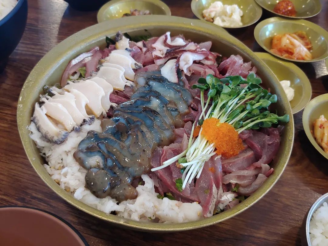 분명히 흐리고 비 온댔는데
너무 맑아서 오히려 감당안됐던
속초여행😁😙

물회도 먹고 속초아이도 타고
야무지게 놀다왔다❤
바다는 역시 동해👍👍