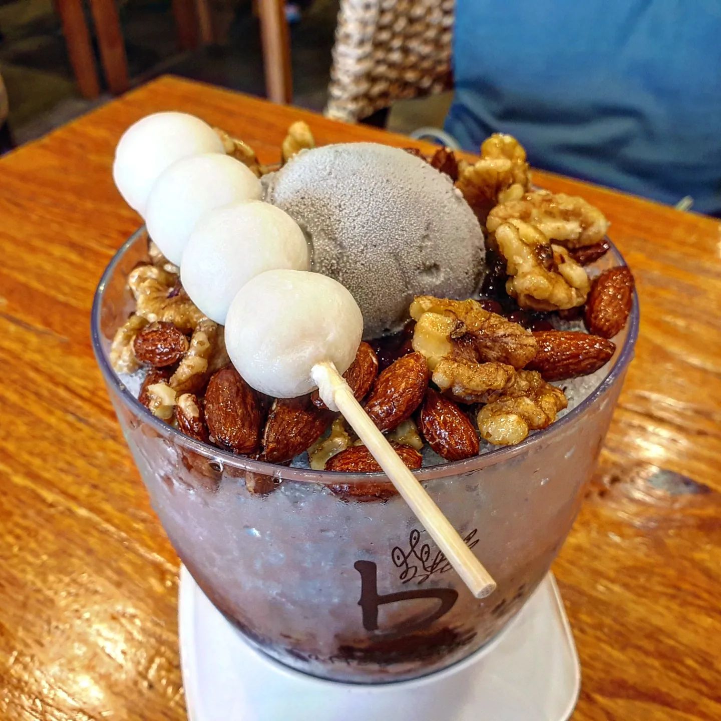 #협찬 빙수🍧먹는 여름이 돌아왔어요⛱
팥빙수 vs 과일빙수 여러분은 어느파이신가용⁉️

여름에는 빙수 먹는 낙으로 버티는 편이랍니당~
저는 할매입맛으로 빙수에는 무조건 '팥'이 들어가야 하는 사람이에요😍
옛날 팥빙수 맛이거나 흑임자빙수, 인절미 빙수 같우 고소한 전통있는 팥빙수를 좋아한답니다🤗

#카페베네 에 올여름 신상 빙수가 출시됐다해서 빙수매니아로서 맛을 보러갔습니다.

🔹️신메뉴: 흑임자빙수, 초당옥수수빙수

저는 흑임자를 너무너무 좋아해서 <흑임자빙수>를 주문했어요~ 
✔조합: 흑임자 아이스크림 + 아몬드호두 등의 각종 견과류 + 팥 + 당고 

비쥬얼적으로 당고가 넘 귀엽더라구요💕 아까워서 아껴먹게 되는 당고는 엄청 쫄깃하고 맛있더라구요~

✔ 흑임자답게 고소한 맛이었고 견과류가 통째로 큼직하게 들어있어서 씹는 재미와 견과류의 고소함이 더해지더라구요~~ (견과류가 워낙많아서 턱이 아플지경이여)
보통의 팥빙수는 연유가 많이 들어가서 그런지 먹다보면 너무 단 느낌으로 멈추게되는데,, 흑임자빙수는 적당한 단맛과 고소한맛이 어우러져서 남김없이 싹싹 다 먹었어요‼️
특히 엄마도 끝까지 잘드시더라귱 어른분들에게도 인기만점일것 같은 빙수였습니다~!

#제주한라봉 #제주한라봉젤라또에이드 #제주한라봉자몽젤라또에이드 #제주도 #초당옥수수빙수 #빙수맛집 #카페베네여름신메뉴 #카페베네 #카페베네빙수 #카페베네음료 #빙수 #흑임자빙수 #먹스타그램 #맛스타그램