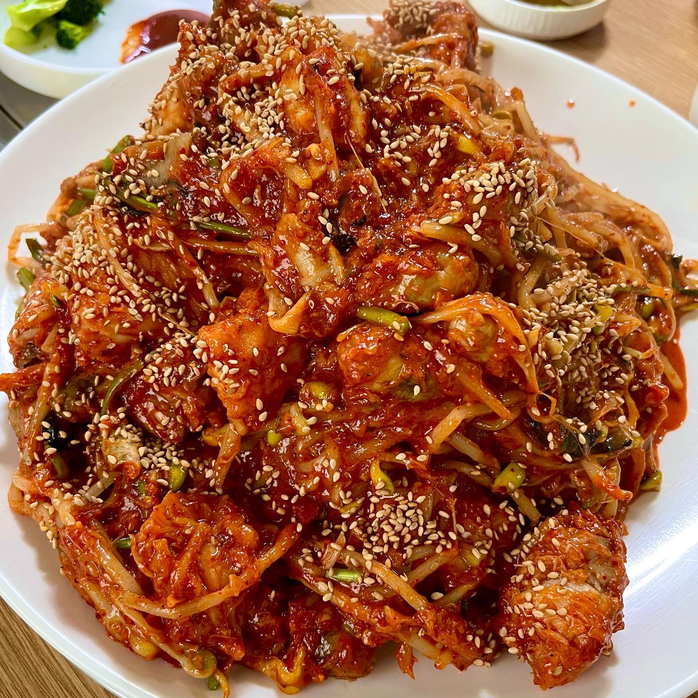 경복궁 맛집 #마산아구찜
 
🌱메뉴
아구찜(中): 58,000
[소:48,000 / 대: 68,000]

📍위치
서울 종로구 자하문로 18-1

부모님 단골집인 마산 아구찜에 저도 졸졸 따라가보았어요☺️

세상에... 왜 이제서야 갔을까요?🤦‍♀
사장님... 이러면 남는게 있으시냐구요🥺

살이 통통한 아구가 산처럼 쌓여있어요🥰
양도 푸짐해서 먹고 집으로 굴러갈 뻔했네요🤣

양념도 적당히 매콤해서 굿!!👍 
다먹고 볶음밥은 필수인거 아시죠?😉