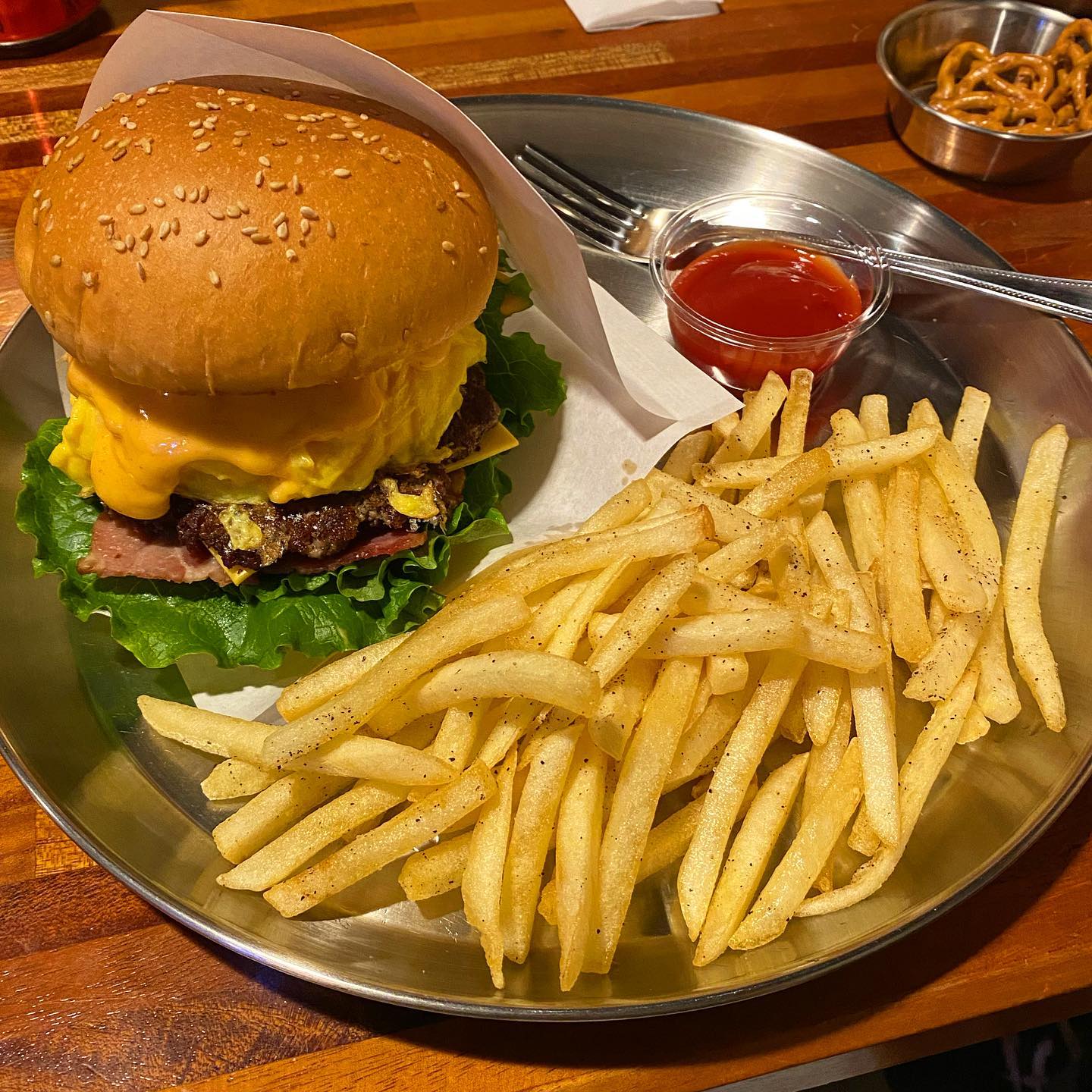 🧡#청파동맛집 버거인

#백종원의골목식당 에 나온 곳이라고 해서 놀러가봄! 
착한 가격에 퀄리티 있는 속 재료로 진짜 맛있는 곳 따봉 
포실포실 계란의 부드러움이 인상적이었음
감튀는 트러플감튀로 안먹으면 유죄...!!!🍟 

🏠주소
서울 용산구 청파로43길 12

💸메뉴/가격
지못미 버거 7500원
트러플 감자튀김 2500원

⏱운영시간
11:30 - 19:30 (일요일 정기휴무)
❗️14:30 - 17:00 브레이크 타임❗️

#숙대맛집 #숙대입구맛집 #청파동 #먹스타그램 #먹팔 #맛집스타그램 #맛집추천 #백종원 #수제버거맛집 #수제버거 #햄버거 #맛스타그램