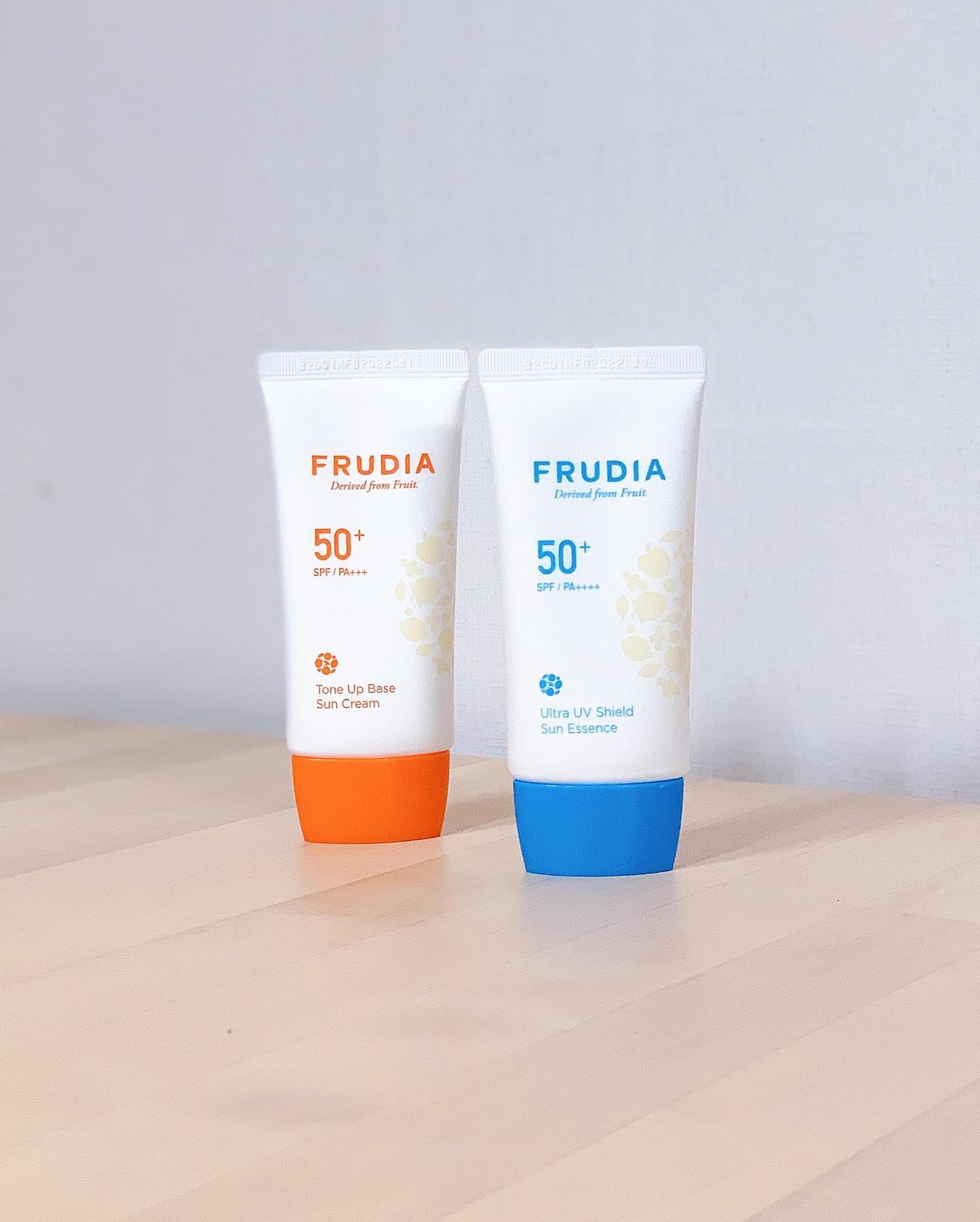 #협찬 frudia.official 
#후르디아 #선크림

원래도 화장은 잘 안하는 편인데 
어느날 무심코 거울을 보는데 얼굴 눈 주변에 
거뭇거뭇 기미가 생긴 것을 발견하곤😱
그 충격에 이후로는 외출하기 전
#선크림 하나만큼은 열심히 바르는 중 !! 😭

요즘은 날이 덥다보니 무거운 제형보단
가벼운 제형을 선호하는데 #후르디아 선제품,
특히 파란색의 #선에센스 는 부드러우면서도
바른 듯 안 바른 듯한 느낌으로 매우 가볍고 편하다! 👍
끈적임, 백탁, 들뜸없으면서 수분까지 챙겨주고 :)

메이크업 베이스 대신 사용할 수 있는 
주홍색의 #톤업선크림 도 가볍고 발림성도 좋은데
바르자마자 이름처럼 얼굴이 화사해지는
효과를 볼 수 있다! 👏
화장하기 귀찮은 날 요고 하나 바르고 나가기 굿〰️

SPF 50+ PA++++
가볍지만 생활 자외선은 물론, 
실외 자외선까지도 꼼꼼하게 차단해주는 선제품

파라벤6종, 벤조페논-3, 색소 무첨가로
민감성 피부도 안심하고 사용할 수 있다 😌
.
.
.
#frudia #수분선크림 #파데프리 #sunblock #suncare #toneupbase #sunessence #dailyskincare #spf50 #08L #여름필수템 #선크림추천 #선에센스추천