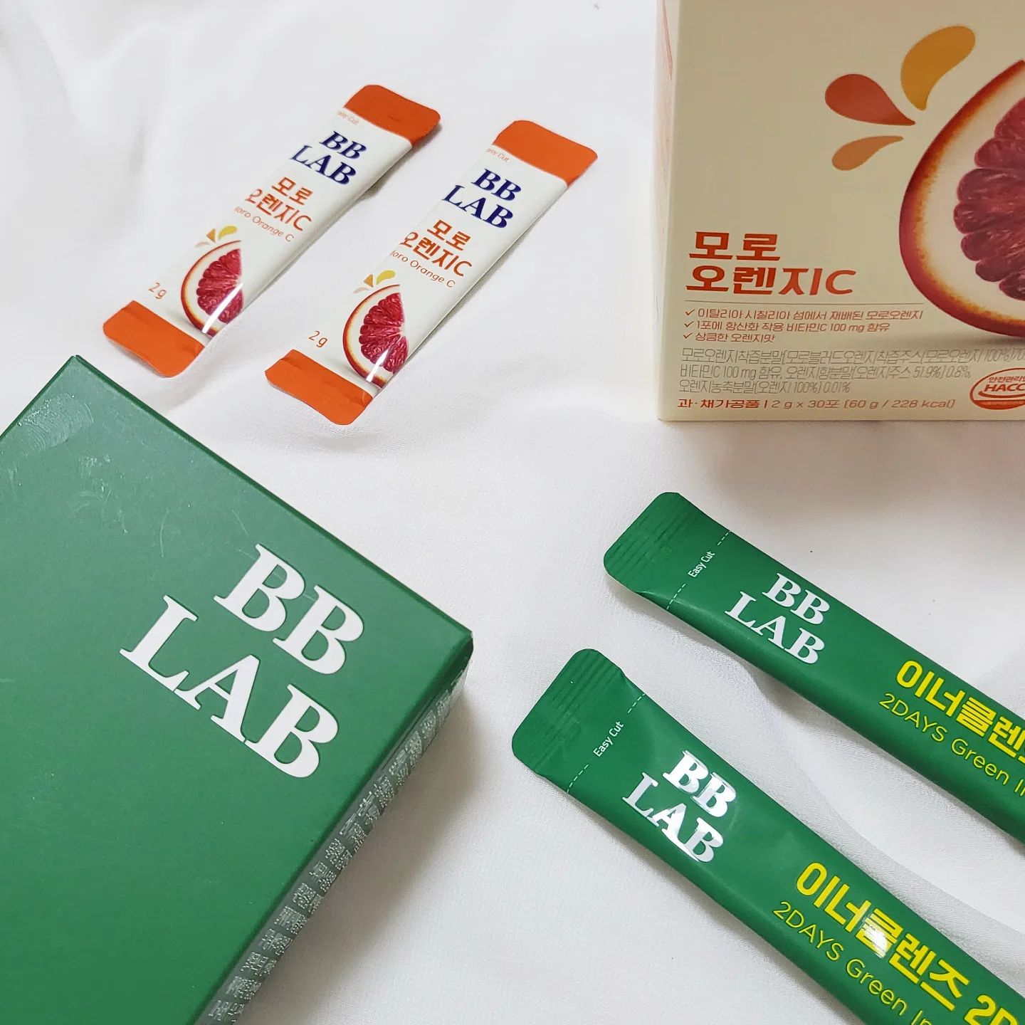 #협찬 _ nutrione_official 
[ 뉴트리원 비비랩 BB LAB 이너클랜즈&모로오렌지C ]

_
내가좋아하는 🍋C 맛 #모로오렌지C 와
초딩입맛은 어렵지만 그럴수록 몸에좋은 #이너클렌즈 로 건강개복치 탈출도전 ❤️‍🔥

둔해지는 내 몸, 건강하게 #해독다이어트
#클렌징쥬스 가즈아 ! 건강하게 도전 ! 

_ [비비랩 이너클렌즈 2DAYS 그린 ]
🌵 급찐급빠 노리는 2일 다이어트 플랜!
🌵 2시간 간격  1포씩, 하루 총 6포 섭취
🌵 그린채소 6종 + 옐로우 과일 2종
🌵 한 포 단 30kcal!, 하루에 180kcal!
🌵 물 250mg에 1포, 찬물에도 시원하게 !

_ [ 모로오렌지C ] 
🍊 이너클렌즈와 함께 섭취하면 생기 UP!!
🍊 이너클렌즈로 2일동안 클렌즈 후 모로오렌지C로 30일간 가볍게 관리하기 !
🍊 물에 잘 녹는 고운분말
🍊 완전 내 스타일 상큼달콤 맛있는 맛 🧡

_ 패키지이벤트 & 후기 이벤트 (G마켓/11번가)
🎁 이너클렌즈 2DAYS 그린 1박스 + 모로오렌지C 1박스 29,800원 (29%할인)
🎁 7월 한 달 간 가장 솔직하고 정성스런 후기를 써주신 10분께 신세계 상품권 1만원권 선물