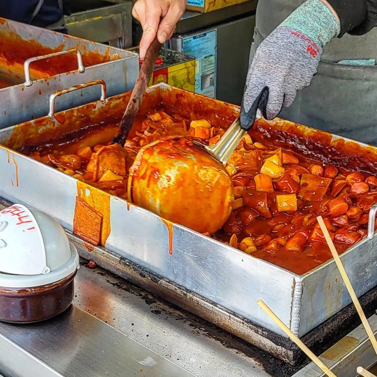 | 달떡볶이 (강릉)
⠀
지인 추천으로 다녀온 곳.
강릉 여행 다녀온 두 명이 여긴 꼭 가야한대서
강릉여행 중에 일부러 방문한 곳이다.
⠀
여행 마지막 날 점심 먹고 배부른상태에서 갔는데
떡볶이 비주얼 보자마자 급배고파졌다...
⠀
둘이서 1인세트 흡입하고 아쉬워서 핫도그까지...!
떡볶이 양념이 미쳤다🤦
여행 중간에 방문했다면 무조건 포장 해야할 곳!!
⠀
강릉중앙시장 완전 초입에 있으니 꼭 먹어보기!
⠀
⚡️주소 : 강원 강릉시 금성로 16
(강릉 중앙시장 초입)
⚡️주차 : 중앙시장 공영주차장