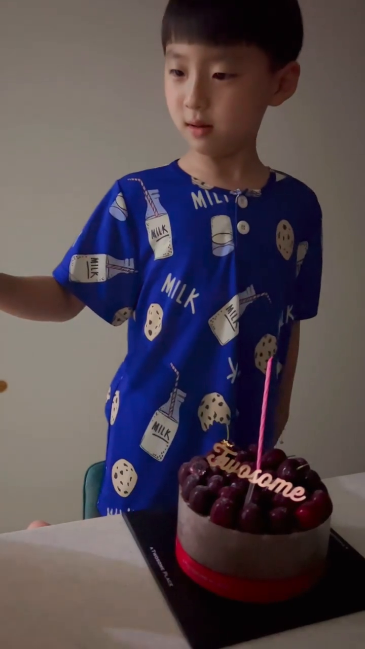 애들은 그냥 산 케이크에도 꼭 초는 키고 싶은가봐요~~
그냥 먹자고 했더니 삐지셨다 
성냥켜서 주이 금새 미소가 ㅋㅋ
아들~~~축하해 ㅋㅋㅋㅋㅋ

#케이크영상 
#금사빠 #웃을때제일예뻐 #웃고가요