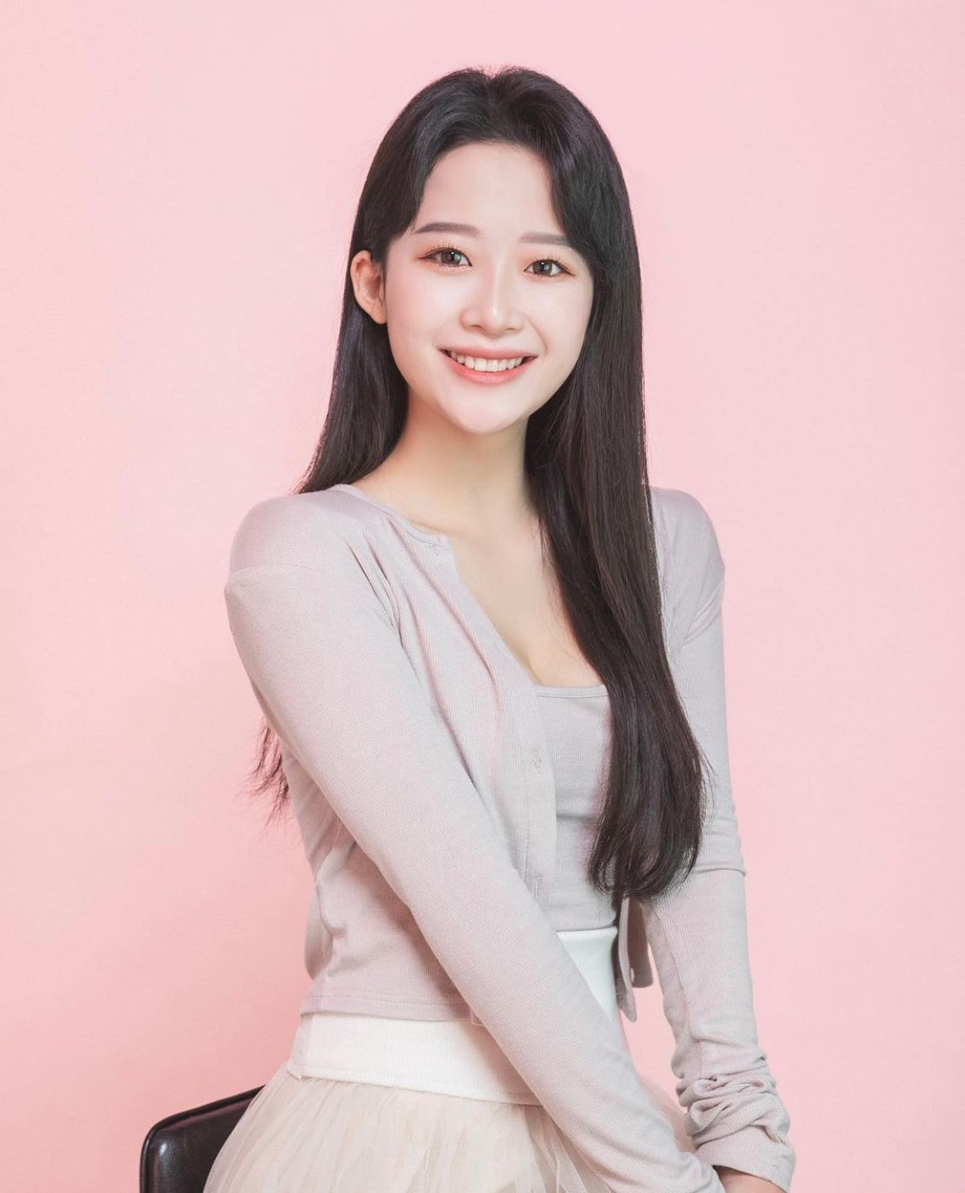 안녕하세요. 

갑작스레 하루남짓 되는 장례식에 
주희를 사랑하는 많은 분들이 참석해주시어 
덕분에 주희를 잘 보낼수 있었습니다

저희 가족도 이렇게 주희를 사랑하는 많은 사람들과 함께 주희를 보낼 수 있어서 그나마 마음이 놓이고 많은 분들께 위로 받았습니다.
정말 감사드립니다.

주희 또한 하늘에서 행복하게 웃고있을거라 생각합니다.

한분한분 찾아뵙고 인사를 올리는 것이 도리인줄 아오나 여의치 못해 이렇게 인스타그램으로 대신 인사 드리오니 넓은 마음으로 이해해주시길 바랍니다.

아프지만 사랑스러운 주희 잘보내주시고 
마음속 이쁜 주희 잊지말아주세요
 
많은 분들이 주희를 사랑해주셔서 정말로 감사합니다.

주희 가족 일동 감사인사 올립니다.