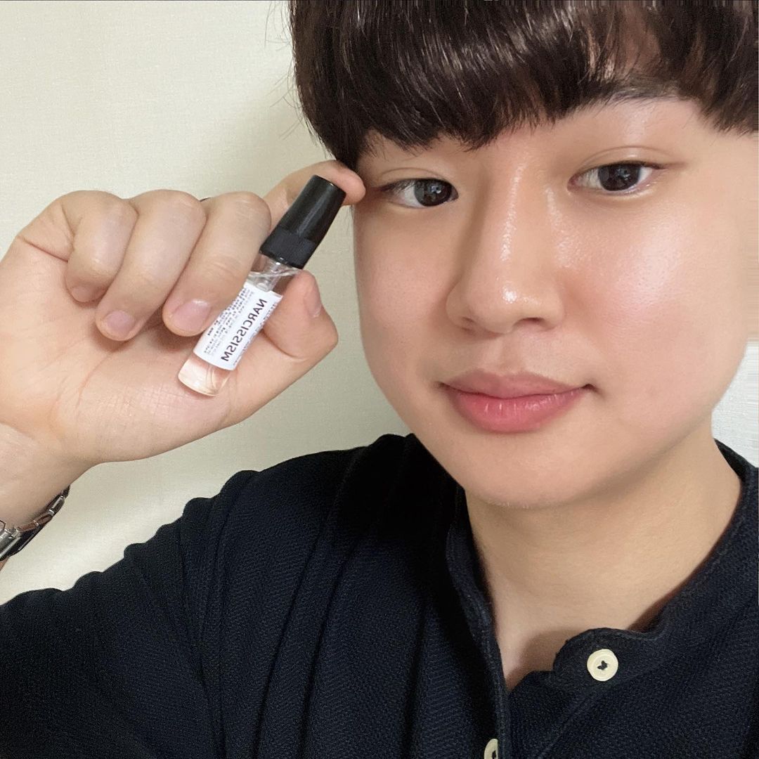 조우진 on Instagram: “#제품협찬 블랙하비 어두운(Black) + 취미 (Hobby)라는 뜻으로 내면 속 숨겨진 당신만의 취향을 찾아드리는 향수 쇼핑몰입니다. 조그만하고 다양한 향이 있어서 여