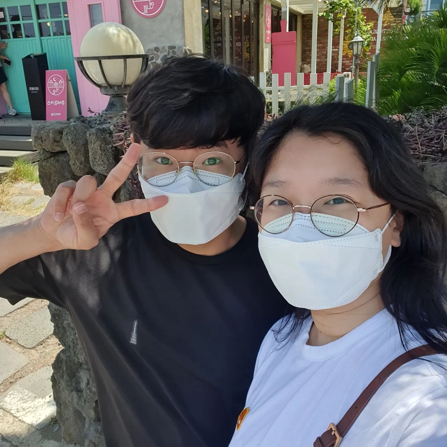 🍖얼마 전에 다녀온 애월 데이뚜 기록🍖

#지탱_제주

연월에서 돈가스먹고
연화지에서 능소화랑 연꽃 봉오리ㅋㅋㅋ 구경도 하고
한경 도서관에서 책도 빌리고
카페 사분의 이에서 커피도 마시고
즐거웠던 주말 데이뜨😘

근데 그러고 왜인지 
어제 오늘 둘 다 몸살끼 있어서 내내 누워서 보냈다..
그래두 오후엔 컨디션 좋아져서 다행이얌
복날에 복날음식 꼭 챙겨먹쟈🍖

#신혼그램 #유부월드 #부부그램 #부부일상 #신혼일기 #신혼부부그램