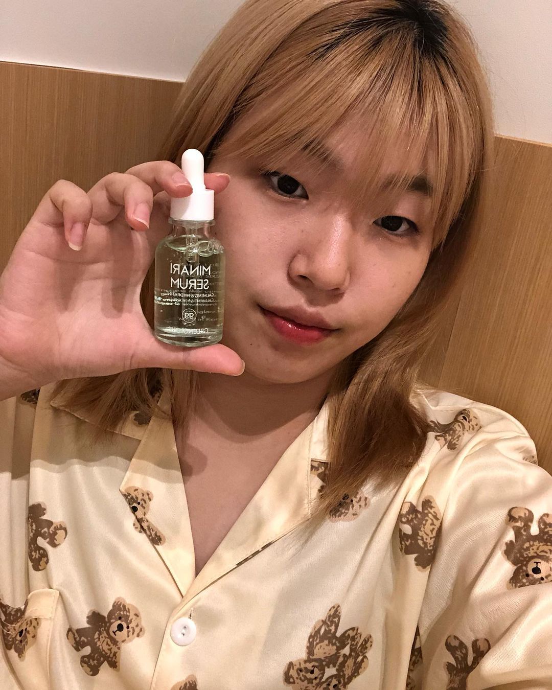 조연우 on Instagram: “#광고 🍀진정 성분 정제수 대신 미나리 추출물이 72% 함유되어 있어 민감한 피부를 진정시켜주고 항산화 효과로 피부 개선에 도움을 줍니다 🍀피부 장벽 강화 피라칸타