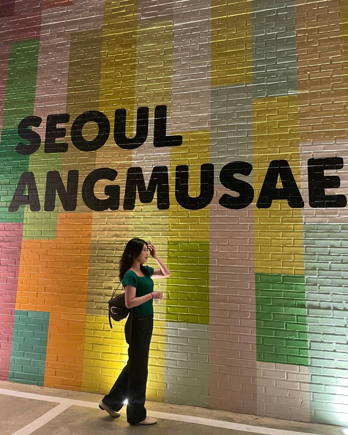 앵무새가서 귀여운 개구리를 봐써