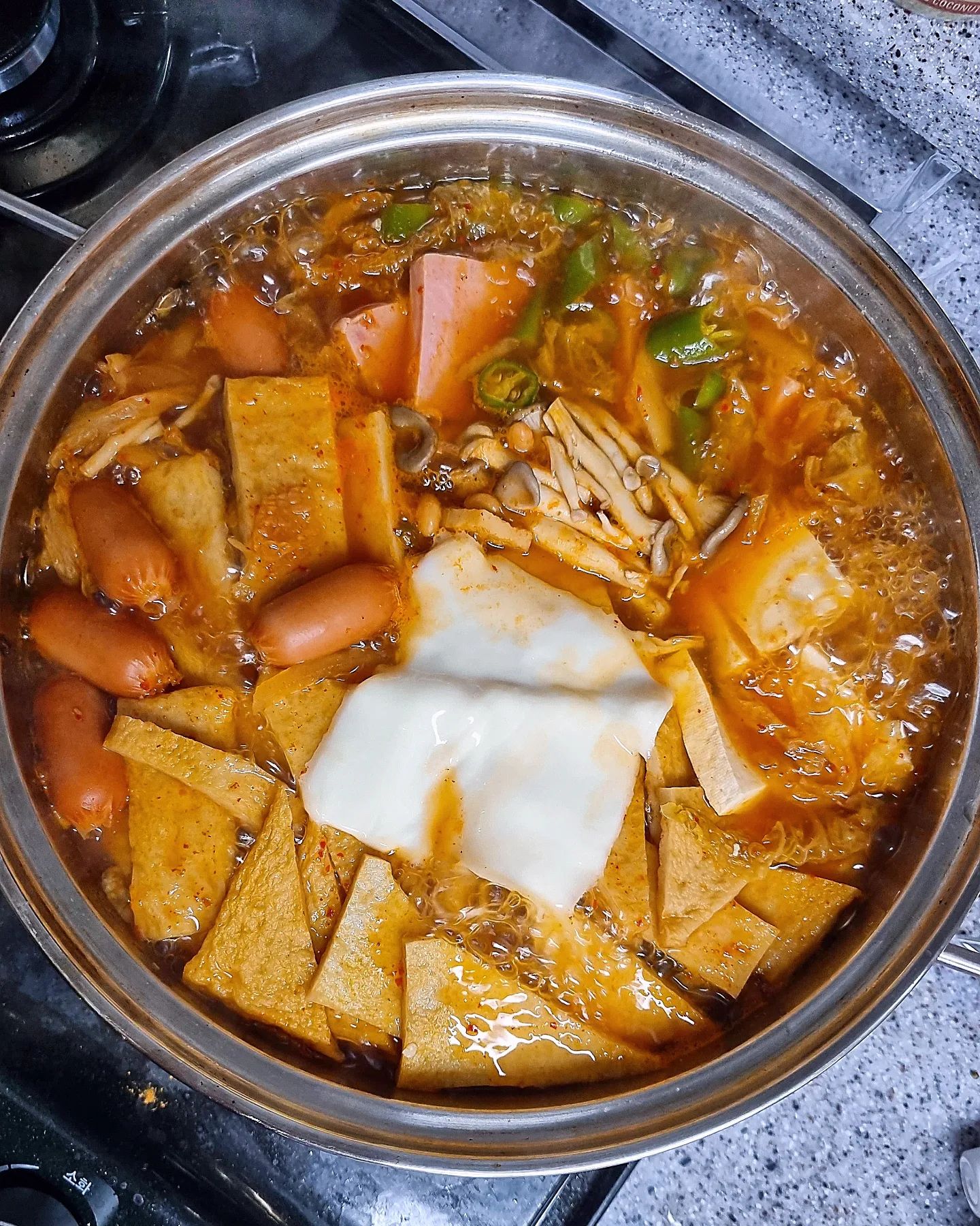 즈는 제가 끓인 부찌가 좋아요...
좋아하는거 다 때려넣기!

삼겹살 스팸 비엔나 오뎅 두부 버섯 김치 라면사리 고추 팍팍

베이크드빈이랑 치즈 꼭 꼭 넣기 🤤♥️

1차로 사리 건져먹고 밥 뚝딱 하고서 나중에 콩나물 추가하면 쐬애주가 아주 그냥 꼴딱꼴딱