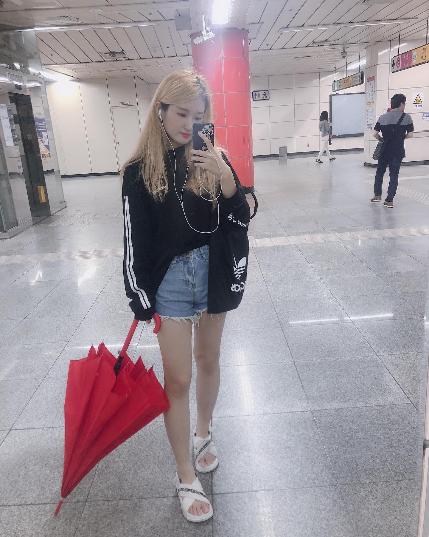 비가오네.. 🌧
친구한테 실시간 주고받다가 생각보다 괜찮아서 올린다

P.s 3년전