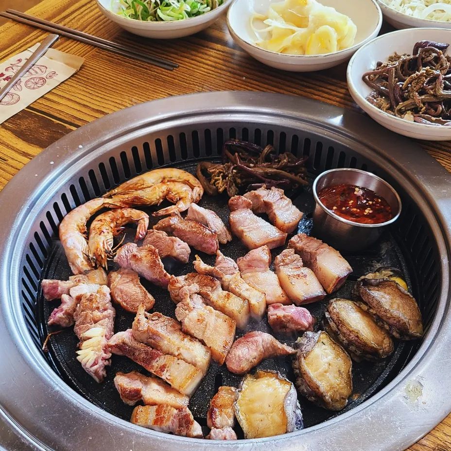 애견동반 가능한 제주 흑돼지맛집이에요🐶😚❤️

창밖 뷰도 푸릇푸릇 산도보이고 넘 예쁘더라구요⛰️

#내돈내산

주문한 메뉴는⤵️

🔹️만복 흑돼지 스페셜(대)🔹️

흑오겹살+흑목살+활전복+새우+돼지껍데기+된장찌개 의 구성이죠

직접 구워주셔서 편하게 먹을수있어 좋았어요😊

전복이 야들 부들 쫄깃 진짜 엄청 싱싱하더라구요🤩❤️

흑돼지라 그런지 지방부분도 쫄깃한 찰짐이 있는게 매력만쩜 💯
고기 is 뭔들💕

멸치멜젓도 나오는데 보통 다른데선 비린맛이나서 안먹는데 여긴 비린맛이 거의 없더라구요

양념게장의 양념이 따뜻한 그런 맛!
완전 취저라 고기 엄청 찍어먹었어여😆👍

후식으로 팥빙수도 주셔서 넘 좋았던.. 🍨

애견동반 가능하지만 케이지는 꼭 있어야한다고해요

제가 갔을때는 룸에 저희들만 있어서 댕댕이들 자유롭게 있어도 된다며 친절히 말씀해주시는데 너무 감사하더라구요☺️❤️

친절해서 더 기분 좋은 식사였어요💕

#제주흑돼지맛집추천 #만복흑돼지
.
.
.
#애견동반고기집 #애견동반맛집 #애견동반음식점 #제주애견동반맛집 #제주애견동반고기집 #제주애견동반흑돼지 #제주도애견동반 #제주애견동반식당 #애견동반외식 #제주만복흑돼지 #제주산방산맛집 #먹스타그램 #먹스타맞팔 #인친환영 #맞팔은댓