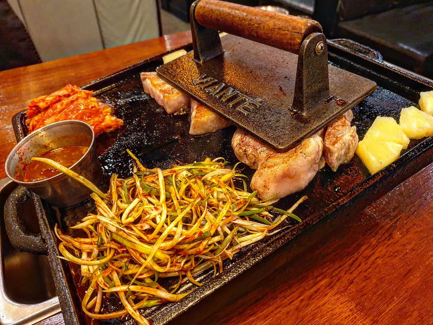 다리미🥌 로 구워주는 겹살겹살🐽
#내돈내산 #일산맛집 

육식쟁이 고기러버여서 주기적으로 고기 수혈이 필요한 킴럽이에요💕

일산 라페스타 근처에 위치한 #장항동맛집 으로 회식장소로도 핫한 고기집에 다녀왔어요!!

여기가 핫한 이유
1) 다리미로 굽는다
2) 명란삼겹살
3) 찌개맛집

다리미로 구워주는 걸 보고 저두 방문했는데 결론은 고기 넘 맛있었습니당!!

✔ 고기를 알바분들이 다구워줘서 넘 편해요
✔ 세트가 있어서 조금 저렴한가격으로 고기와 찌개를 함께 먹을 수 있어요

🔹️메뉴: 전골세트(삼겹+목살, 소고기 고추장전골, 소주1병/음료도됨)

-삼겹살, 목살 다 냄새도 안나고 맛있었어요‼️ 저는 안좋은 고기먹으면 바로 배에서 신호가 오는데 여긴 안전🤗 
와사비 올려서 삼겹살 먹는게 젤루맛나요

-소고기고추장찌개는 워낙 후기가 좋아서 기대했는데 첨에 먹을땐 그냥그랬는데 끓일수록 맛있어지더라구요!!(워낙맵찔이라 조큼 매콤ㅎㅎ) 그래서 고기먹다먹음 느끼함이 싹~~ 가셨어요 굳굳

일산 라페스타나 호수공원 놀러가시면 한번 방문하시기 좋을 것 같아용

📍#일산나이스투미츄 
📍장항동 740
🚗건물주차가능하나 협소한편