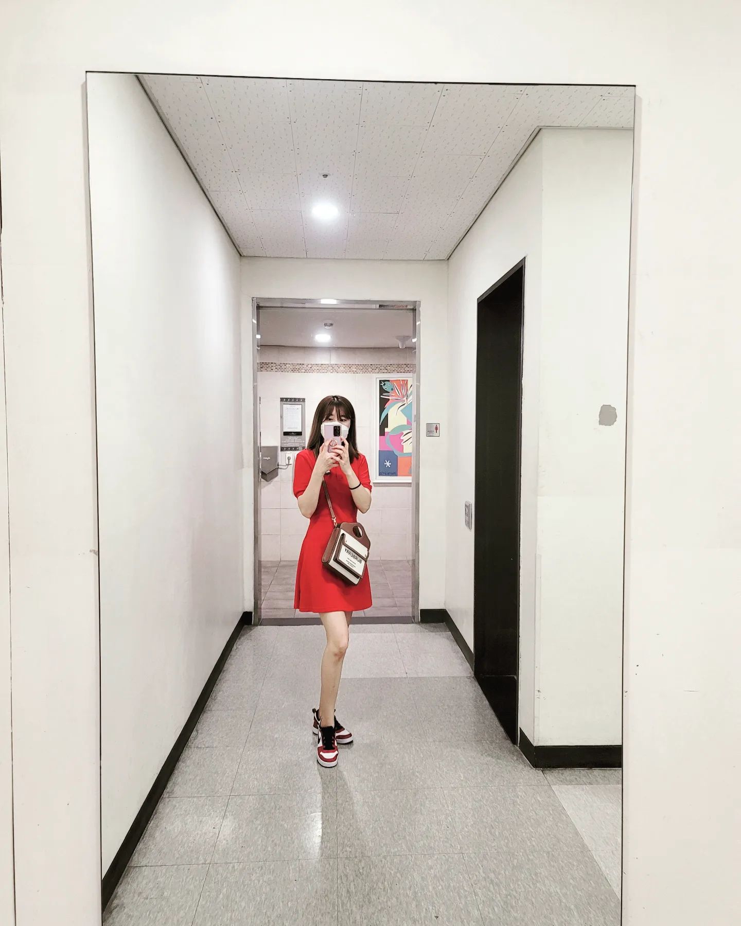강렬한 레드원피스!!!
우리 신랑님이 선물해준 원피스이쁘나용^^
요즘 먹을거 다 먹으면서 운동으로 다이어트 중인데... 
한달 조금 넘었는데 살이 꽤 많이 빠졌네요..
역시 운동으로 살을 빼야 지방도빼고 라인 관리도 가능한거 같아요.
무리한 다이어트는 요요를 부르더라구요.
2년전에 무리한 다이어트 후 요요와서 포동포동 살이 엄청 올라있었는데...
지금은 운동으로 라인 잡으니 옷핏도 살아나네요.
신랑이 살빠졌다고 이쁜 원피스 사준다고 아울렛 두곳 5시간 넘게 돌아다니며 사줬네요. 
이런건 자랑해야져^^
앞으로 목표 4kg더 빼고 유지해보려해요..
홈트 나만의 운동법으로 운동하는데도 넘 효과를 잘 보고 있어 넘넘 좋은 요즘이네요🥰