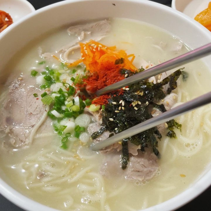 #문쉐프의고기국수 
📍 경기 하남시 신장1로9번길 48-10

백종원의 골목식당에 나왔던 문쉐프의 고기국수 🍜

골목식당에 나왔단 음식점들 여러군대 가봤는데 진짜 여기만큼 찐맛집 없음 ㅠㅠ 

국물은 진짜 미쳤다고 표현할 정도로 담백하고 면은 쫄깃.. 집에가도 자꾸 생각나는 맛이에요ㅠㅠㅠ고기도 하나도 안퍽퍽해요

사장님들 한결같이 친절하시구 맛도 너무 한결같다 ..❤️

이거 먹으러 하남까지 가는데 .. 점심에 사람이 많아서 3시 이후에 가서 재료부족으로 못먹어서 눈물 흘린적 두번있음 ,,, 그래서 이제는 12시 ? 1시? 좀 일찍 여유롭게 갑니당 !!!!!

골목에 있어서 찾기 어려우신분들은 근처에 차대고 지도키고 가면 됩니당

고기국수 ₩9,000

#하남맛집 #하남 #백종원의골목식당 #고기국수 #고기국수맛집 #칼국수맛집 #제주고기국수