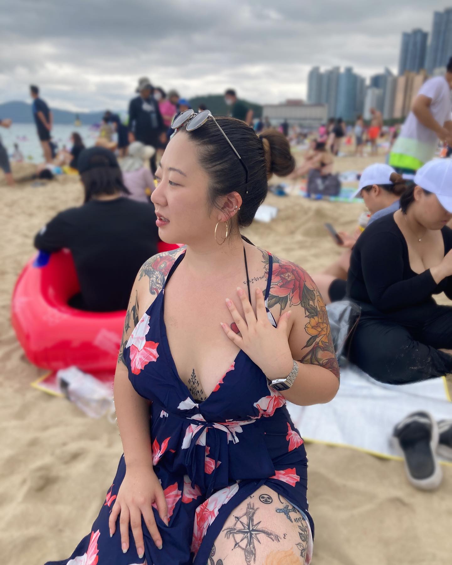  “멋부린다 하는날에는 손목에 항상 주렁주렁 차고 나가는데 1년째 똑같은 아이템으로만 조합하다가 시계가 생겼다😍 탄생석이 박혀있는 예쁜시계 제가착용한 모델은 3월의 탄생석이자 인어의 보물이라고 불리는 아쿠아마린이 톡톡 박혀있는 제품입니다! 아쿠아 마린은…”