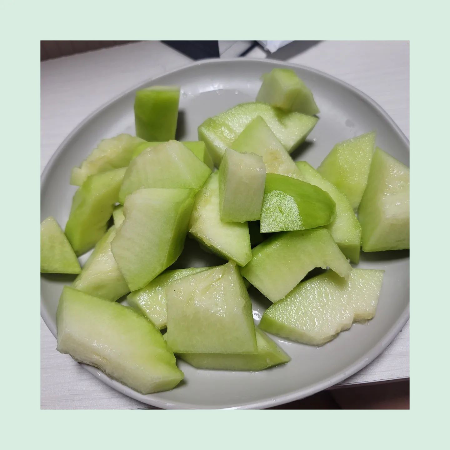 항암5차, 표적4차..
입원후부터 쭉 잠만자다가,
이번엔, 3번째 항암제 맞은 후부터,
입맛을 잃었다...벌써부터...
그래서 저녁을 국만 먹었더니..
배에서 꼬록,꼬로록소리가 병실에 울린다.
.
시원하고 달달한 메론이 제일 먹고싶다.
입원하기전 먹었는데..
.
어서 집에 가고싶다.
근데, 집에 가면 다시 입원하고 싶은건 뭘까..
.
#난소암3기말 #난소암환자
#삼남매맘 #항암치료 #메론먹고싶다