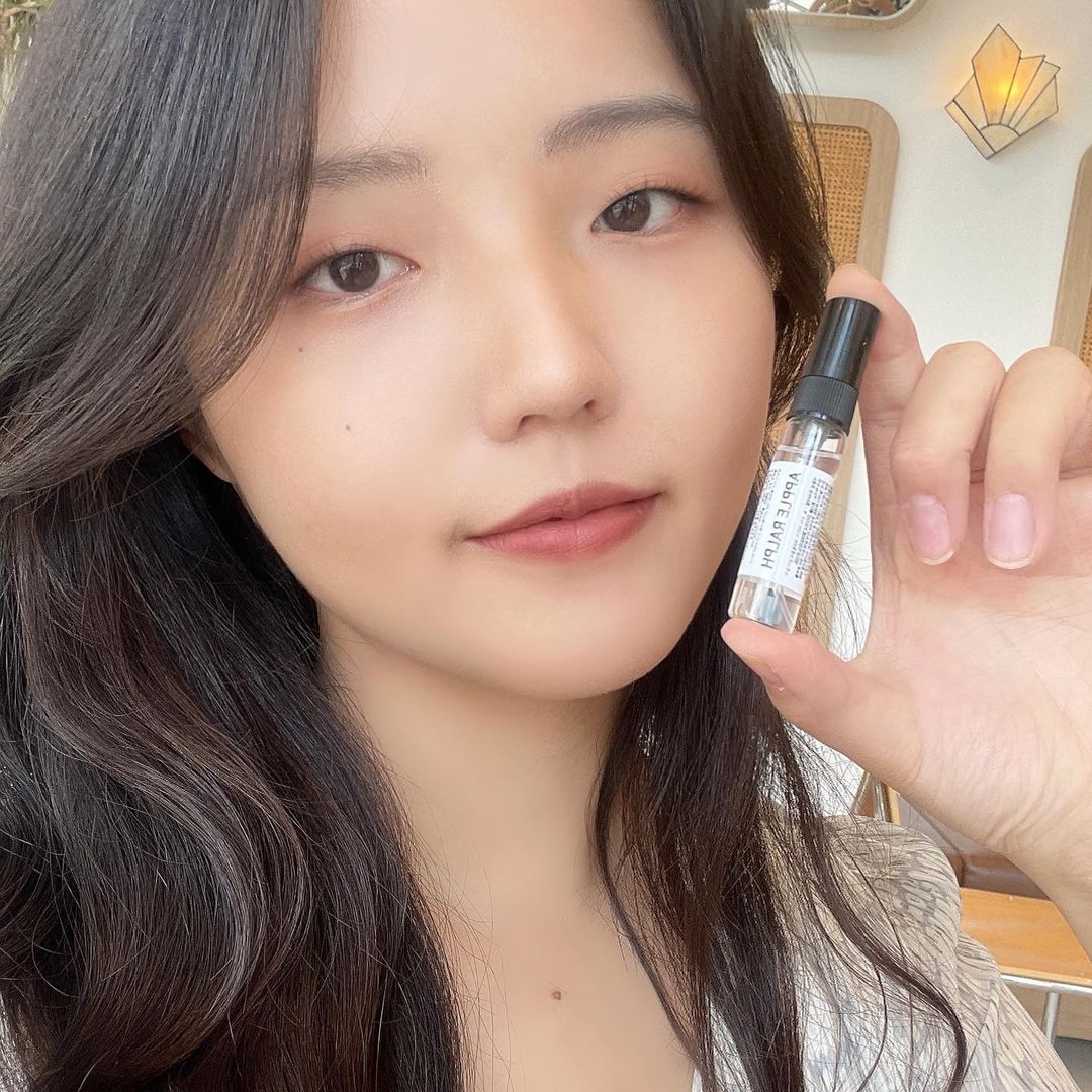 규리 on Instagram: “#협찬 #광고 사탕수수를 직접 발효시켜 만든 베이스와 고가의 파인오일을 사용하여 만든 향수를 판매하는 블랙하비(@blackhobby_official )에서 좋은기회로 제품을 제공받아 사