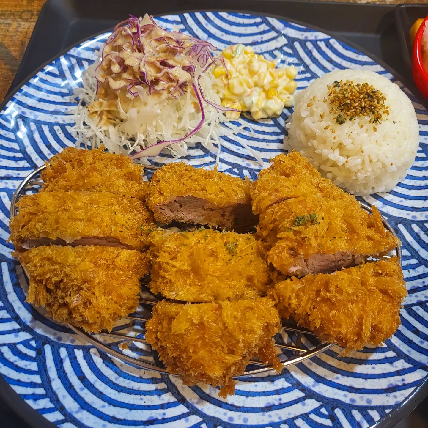 .
🍗🥩가츠맘🍗🥩

제가 너무 좋아하는 돈까스 집을

 소개해드리려구요😍

체인인지 몰랐는데 체인이더라규요!

바로바로 #가츠맘

흑돼지를 사용해서 그런가

부드럽고

튀김옷은 바삭바삭

제가 일본에서 먹었던

가츠 보다 

100배는 맛있었어요🤭

저는 안심을 좋아하는데

여러분들은 어떠신가요?!

매번 가서 안심가츠를 시키는데

저 푸짐한 양이 단돈 만원🤩

그리고 날이 너무 더워서 

추가한 메밀까지

너무 맛있는 한끼였답니다😚

오늘 한끼는 돈까스 어떠세요?!

#맛집 #돈까스맛집 #홍대맛집 #강남맛집 #과자리뷰 #맛집리뷰  #수원맛집 #식도락여행 #맛집스타그램 #리뷰스타그램  #내돈내산 #맞팔 #먹팔 #분식 #한식 #양식 #중식 #일식 #디저트 #카페 #먹스타그램 #좋아요 #팔로우 #충무로맛집