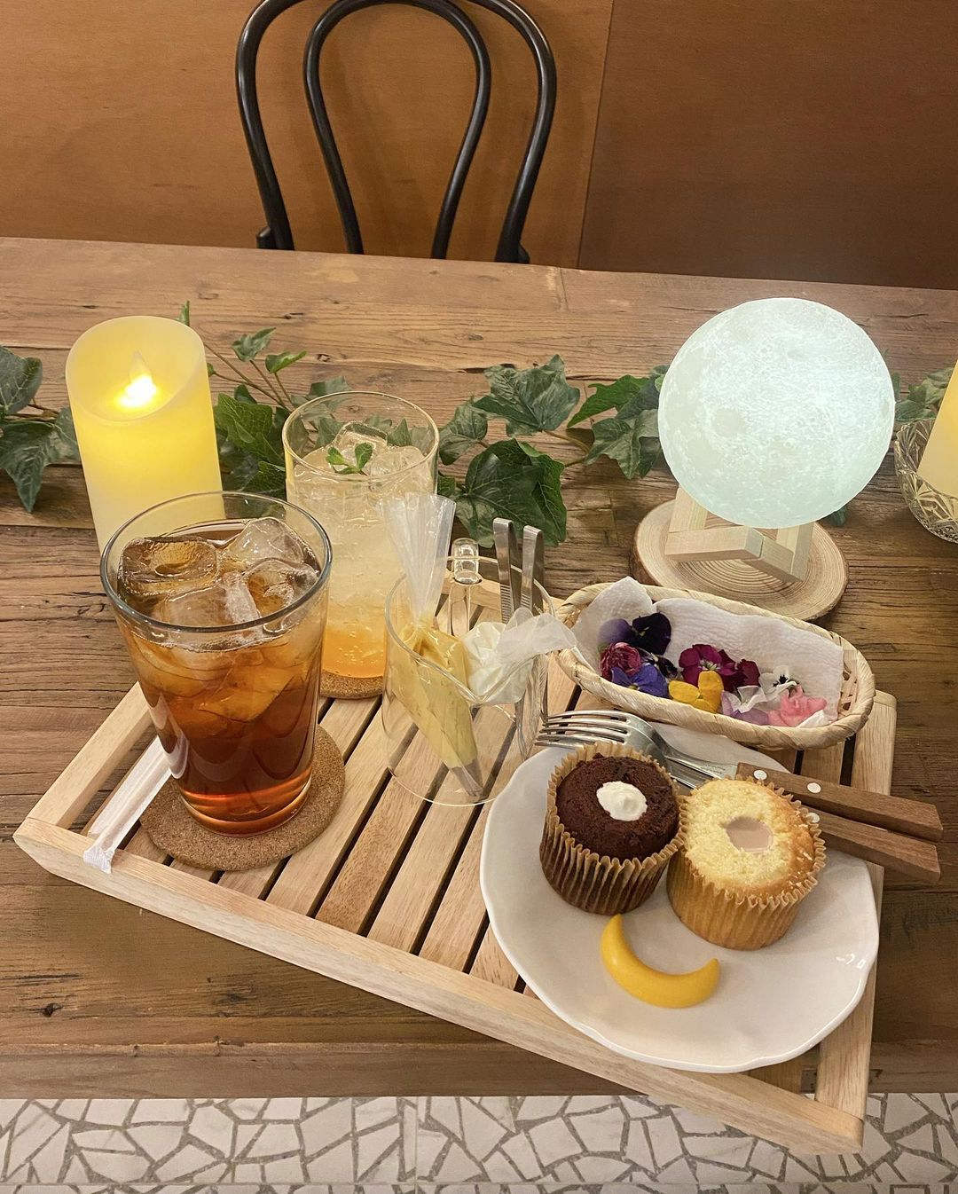이다빈(23)✈✈ on Instagram: “#협찬 친구랑 같이 송파에 있는 예쁜 카페에 다녀왔어용💛 ⠀ 나만의 컵케이크 세트로 친구랑 같이 컵케이크를 직접 만들어봤는데 진짜 너무 재밌었어