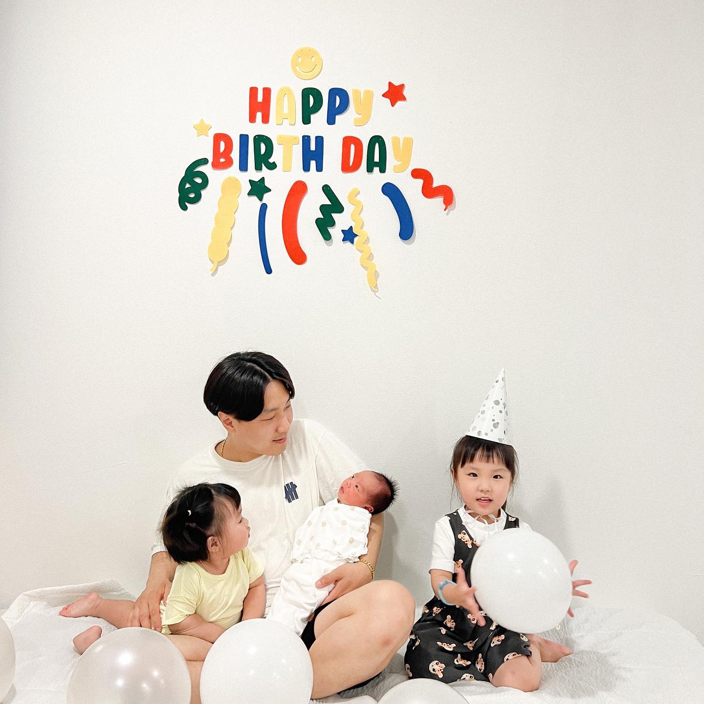 울서방🤎 생일축하해:)
조리원에 다섯식구 완전체 모여서 생파🎂

애들셋하고 나란히 사진찍기는 실패 ㅋㅋㅋㅋ
그래도 행복.