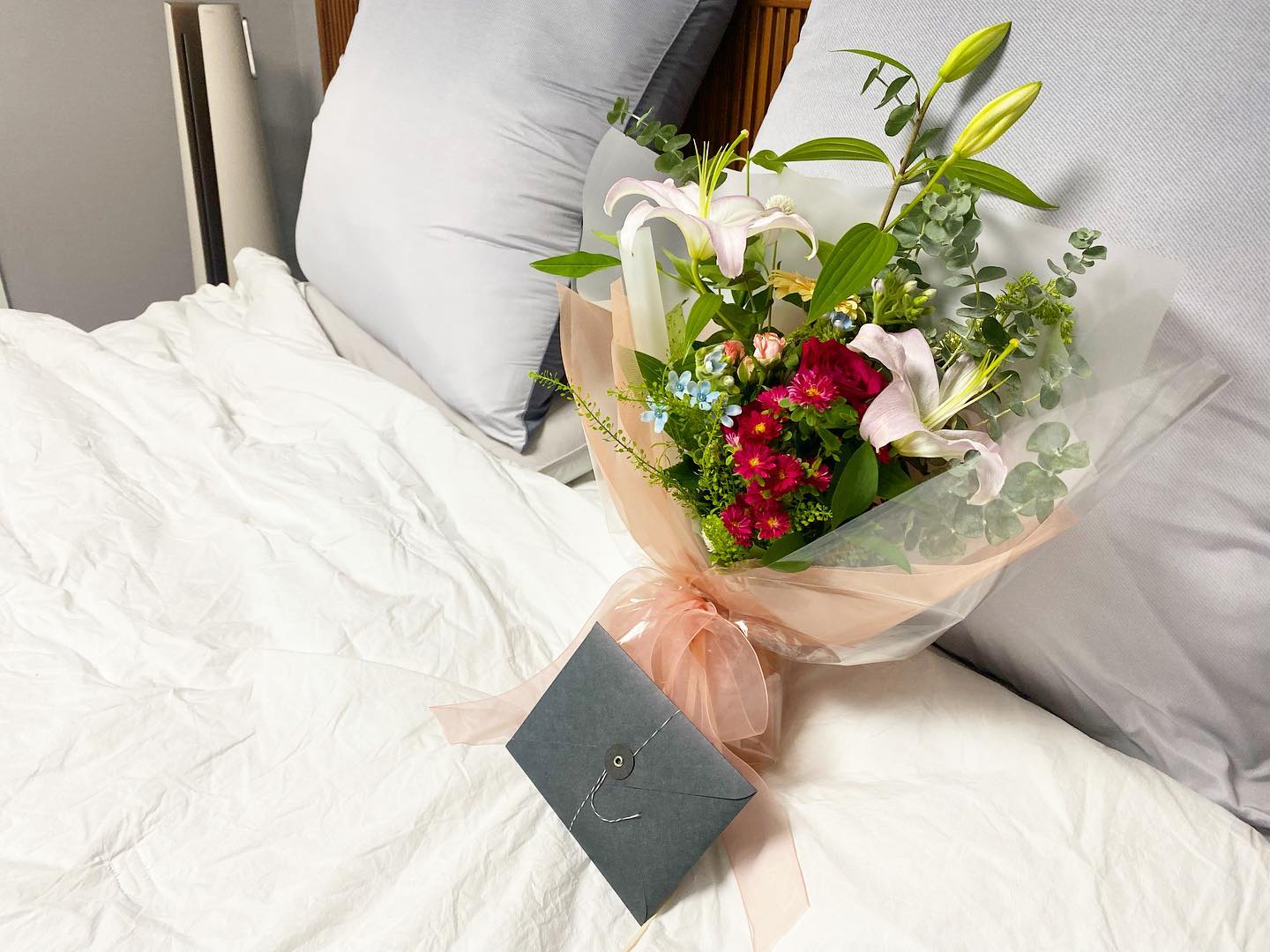 💐꽃다발💐

제가 술 마시고 늦게 들어오면 꼭 집에 예쁜짓을 해놓고 저를 데리러 오는 울 남펴니❤️ 

오늘은 화장실 청소도 해노쿠 꽃다발이랑 편지도 있네요💛 정성 가득한 편지에 살짝 눈물 글썽❤️ 

#꽃다발 #침실 #침실인테리어