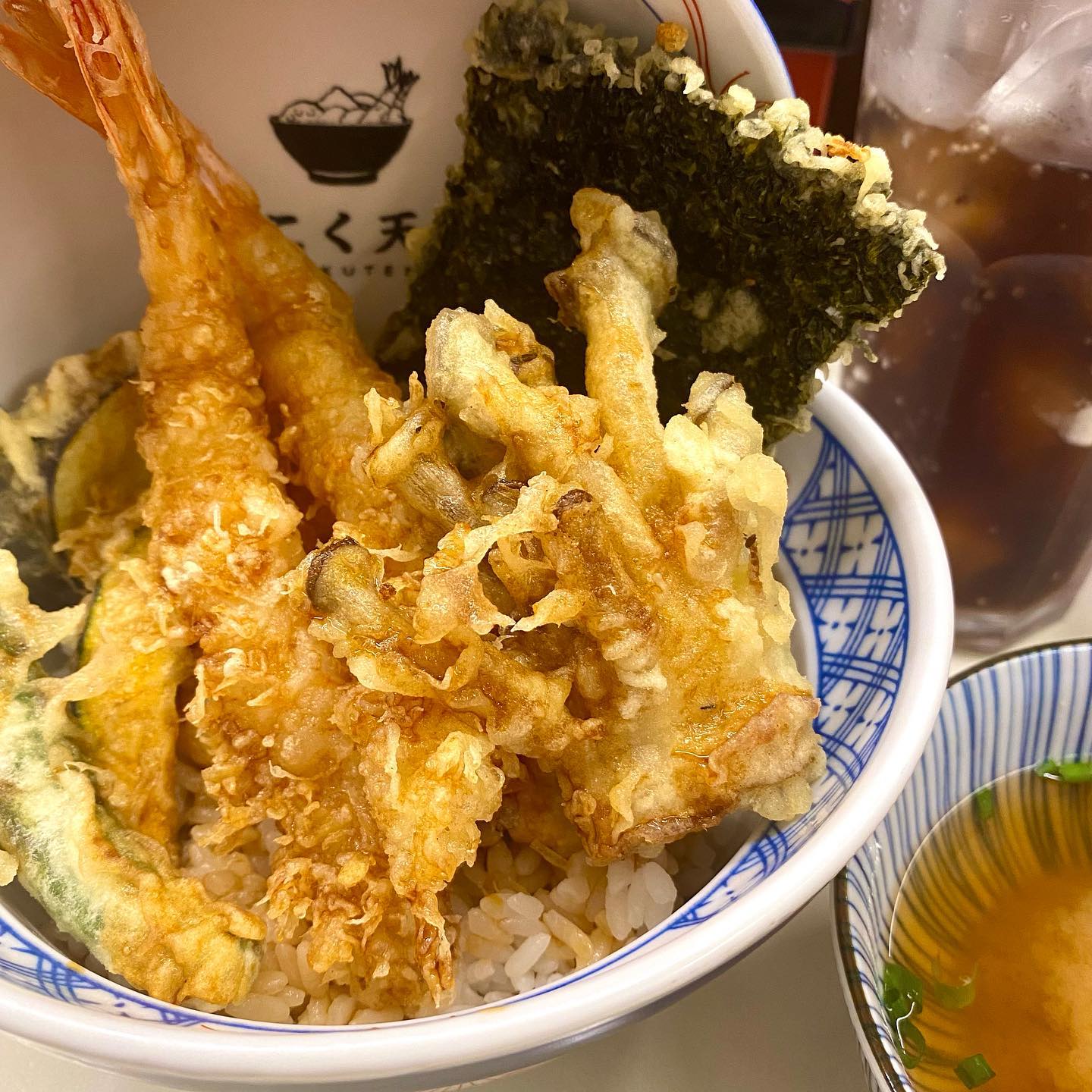 🧡고쿠텐 홍대점

겉바속초 끝판왕,,👏 
배고파서 우연히 들어가게됐는데 #맛집 이었듬..! 
튀김류지만 끝까지 전혀 물리지 않고 깔끔해서 좋았다👍
다만 평소에 꽈리고추 튀김 좋아하는데 너무 매웠어서 아쉽 🥲
그래도 한번 더 가고싶은곳!

🏠주소
서울 마포구 월드컵북로4길 26 1층

💸메뉴/가격
고쿠텐동 12,000원

⏱운영시간
월 정기휴무
화~일 12:00-21:00
❗️14:30-1700 브레이크타임❗

#홍대맛집 #홍대 #맛집추천 #맛집스타그램 #텐동 #텐동맛집 #먹팔 #맞팔 #먹스타그램 #맛스타그램 #먹방 #food #foodie #맛집탐방 #맛집투어 #홍대데이트