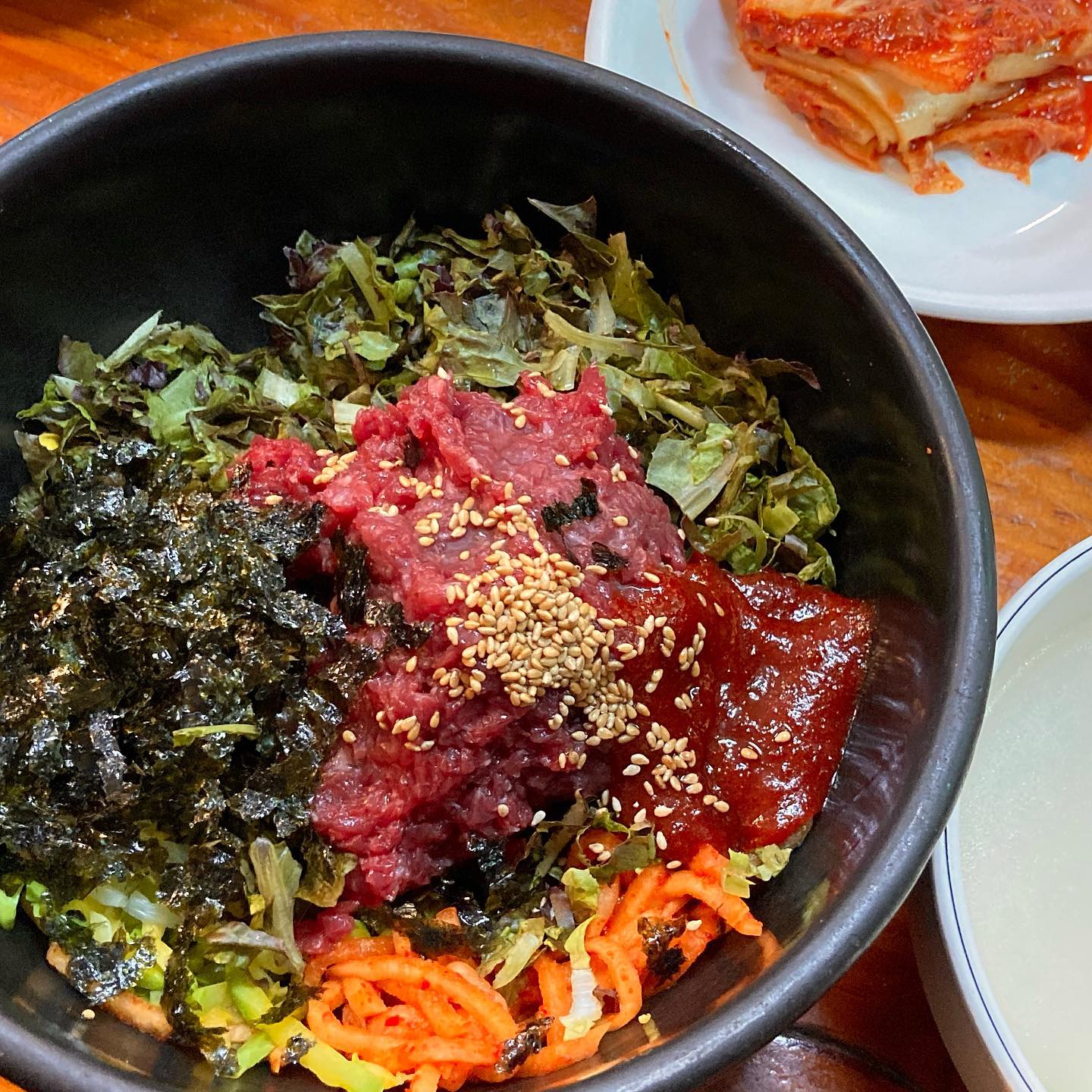 고기가 듬뿍 ! 생비 맛집으로 유명한 밤실마을. 웨이팅이 있지만 회전율이 빠르고 기본으로 나오는 육회, 곰국, 후식 식혜까지 즐길 수 있는 곳
.
.
.
.
#밤실마을
#두암동맛집
#생고기비빔밥
.
#도덕의맛따라멋따라_광주