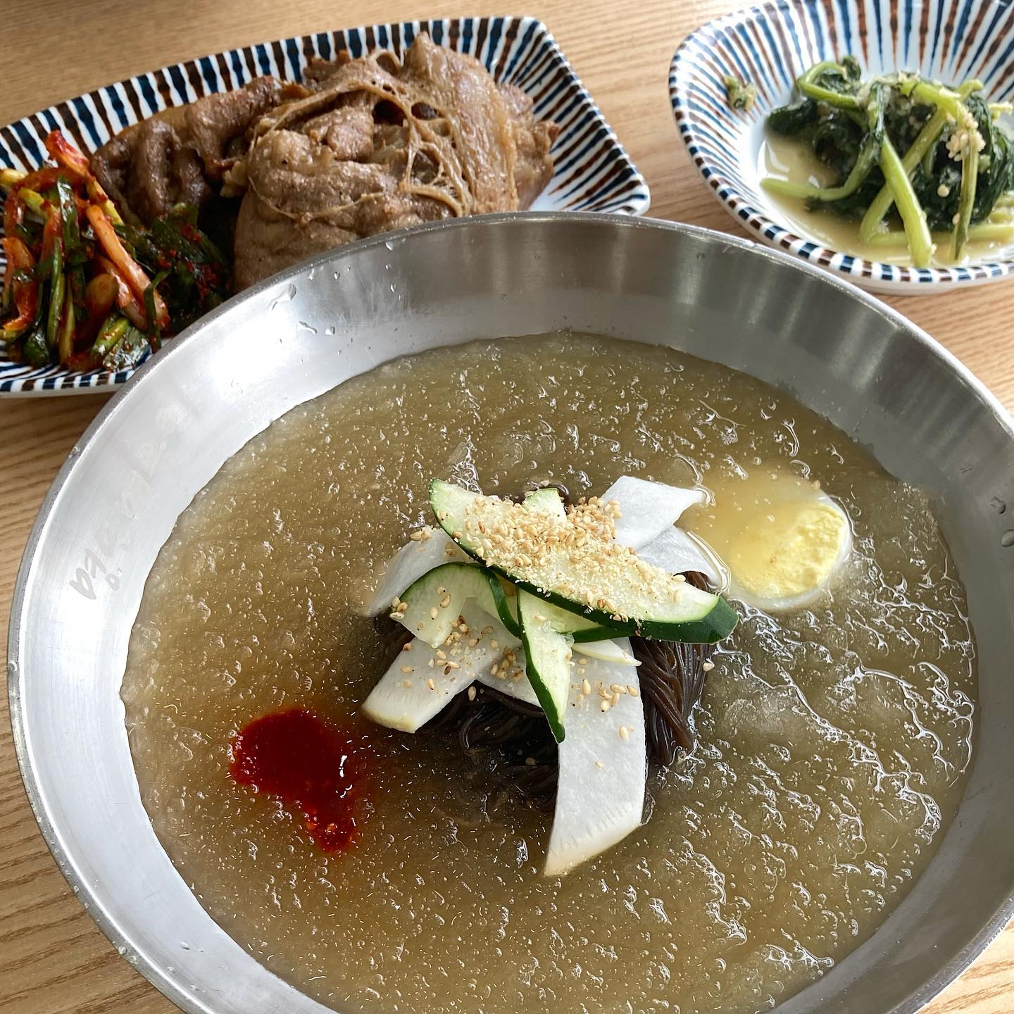 솔직히 오늘같이 더운 날엔 밥보단 냉면이지 ,, 살얼음 육수에 숯불향 가득한 고기까지 없던 입맛도 생기는 조합 🧊🧊🧊
.
.
.
.
#명인면옥농성점
#농성동맛집
#숯불물냉면
.
#도덕의맛따라멋따라_광주