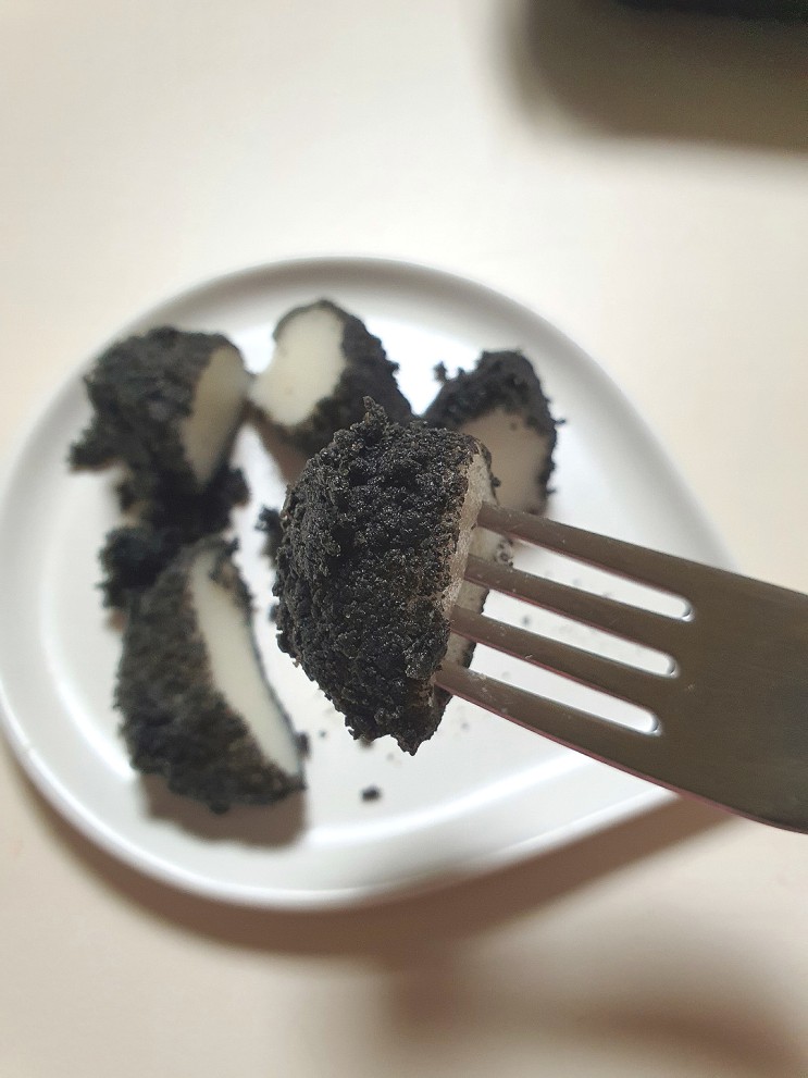 떡순이의 마음을 사로잡은 인절미 맛집 총각스떡 흑임자 인절미 꿀맛!