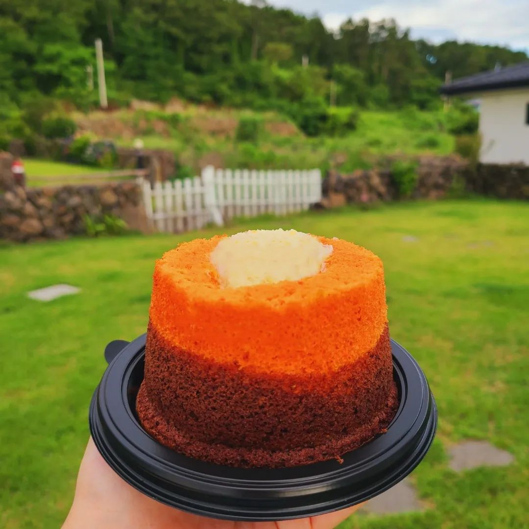 오직 제주 스타벅스에서만 판매한다는 메뉴들 맛 보고왔어요😋❤️

제주에 왔다면 제주 스벅은 가줘야한다는 친구의 말에 여행코스에 넣어 뒀던 ㅎㅎㅎ

가보니 제주 갬성 폴폴 나는 메뉴들이 다양하더라구요🤗

#내돈내산

주문한 메뉴는⤵️

🔹️제주 그린 한라봉 모히또 블렌디드🔹️

얼음이 갈려있어 시원하게 쭉쭉~🧊
새콤달콤한맛에 모히또 향이 은은하게 나는게 좋더라구요😚

🔹️제주 쑥떡 크림 프라푸치노🔹️

쪼올깃한 쑥떡 알갱이가 씹히는게 식감도 좋았어요 
맛은 쑥팥라떼의 맛이랄까?

과하게 달지 않아서 질리지도 않고 요거 옴총 맛있더라구여😆❤️

제가 다른 음료랑 어떤걸 고를지 고민하고 있었는데 직원분이 요게 더 맛있다며 추천해주셨는데 역시 믿고먹길 잘한것 같아여 ㅎㅎㅎ

🔹️새코롬 돌코롬 한라봉 케이크🔹️

가운데 크림이 한라봉이 더해졌는지 새콤달콤한 맛이 있는 연유크림 같았어요~
빵의 식감은 부드라운 카스테라 같았는데 이거 완전 맛있어요😍😍

제주도 스타벅스에서만 맛 볼수있다는게 넘 아쉬울따름~~
보니까 또 먹고싶어지네여🤤💕

#제주도카페 #제주스타벅스
.
.
.
#스타벅스제주 #제주스타벅스한정메뉴
#제주쑥떡크림프라푸치노
#제주그린한라봉모히또블렌디드
#제주도여행지추천 #스타벅스메뉴추천 #스타벅스한정메뉴 #스타벅스케이크 #스타벅스음료추천
#제주도카페추천 #제주도데이트코스 #맛스타그램 #먹팔