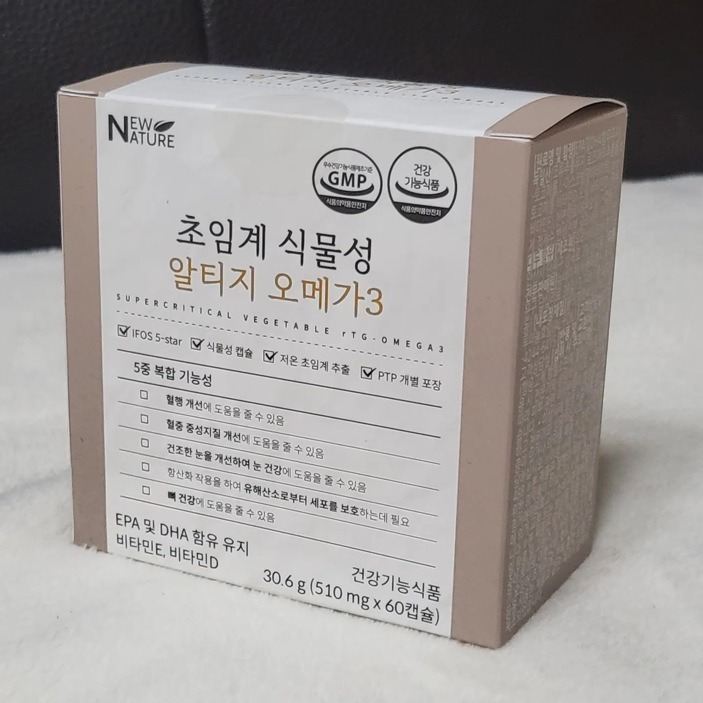 손이가는 뉴네이처 식물성알티지 오메가3캡슐

이렇게 장점밖에 없는 오메가3 캡슐은 처음이에요!
지금까지는 특유의 비릿한 맛 때문에 꾸준히 챙겨먹어야한다는 걸 알면서도 오메가3 캡슐을 잘 챙겨먹지 않았었고 망설여졌습니다.
다양한 제품중에서 이것부터가 정말 오메가3 캡슐을 고르는데 크게 좌지우지할거같아요! 

솔직히 일을 하는 직장인이라면 공감하시겠지만 햇빛보는 시간보다 컴퓨터 앞에 있는 시간이 더 많아서 그런지 자연적으로 광합성도 못하고 병원에가서 건강검진 받았을때도 비타민 D가 부족하다고 하더라구요
그런부분을 식물성알티지오메가3캡슐 이제품 하나로 하루 한번 두 캡슐만 챙겨먹기만 하면 된다는 점이 마음에 쏙 들었어요 

개별포장이라 위생적이고 오일의 산패 위험도 덜 수 있고
어딜가도 간편하게 챙겨갈 수 있을거같네요ㅎㅎ 

이번엔 진짜로 꾸준히 먹을거같아요 다먹고나면 재구매 의사 1000% 있습니다