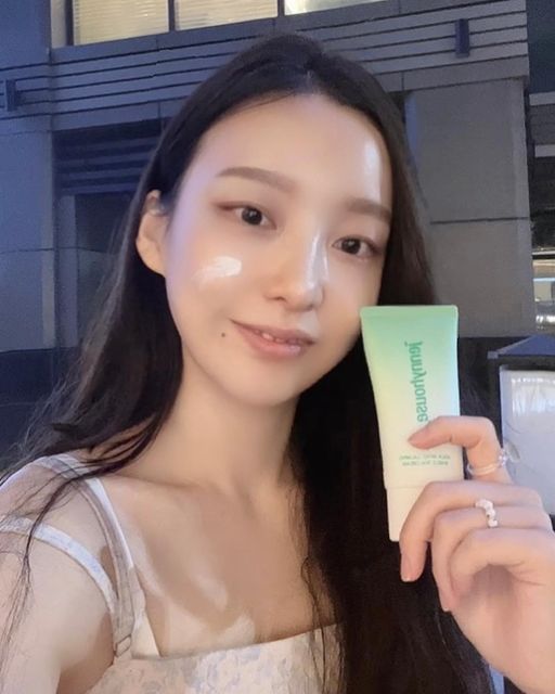 🏷Suji on Instagram: "#협찬 #제품제공 아쿠아 모이스트 카밍 쉴드 선크림 @jennyhousepr 제니하우스만의 독자적인 성분으로 AMC콤플렉스 더블시카,녹차수,시트리잎 수 포함된 미백 선크림☀️ 미백